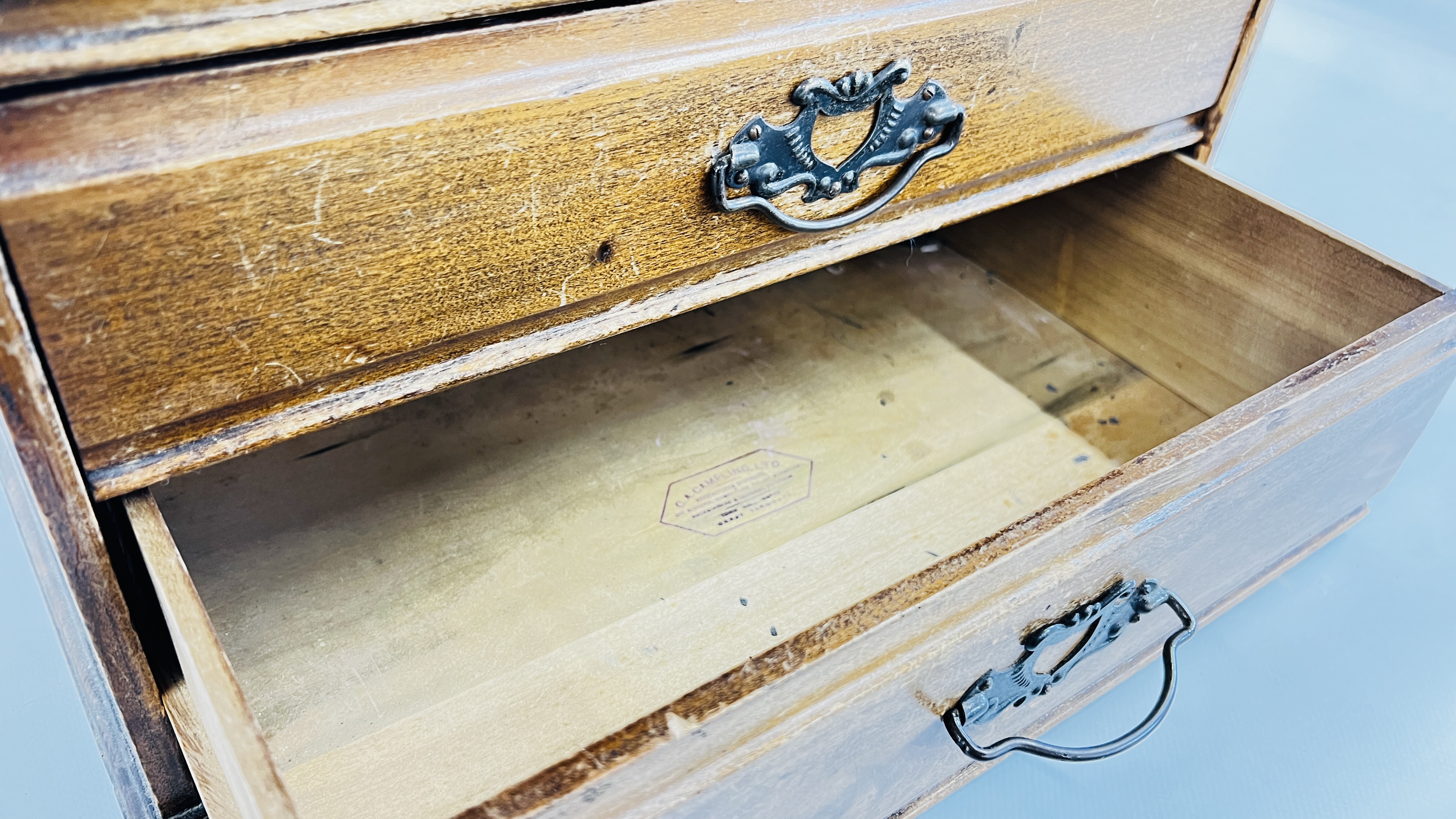 A VINTAGE MAHOGANY 4 DRAWER STATIONERY CHEST STAMPED C.A. CAMPLING LTD - W 42 X D 26 X H 34CM. - Bild 5 aus 5