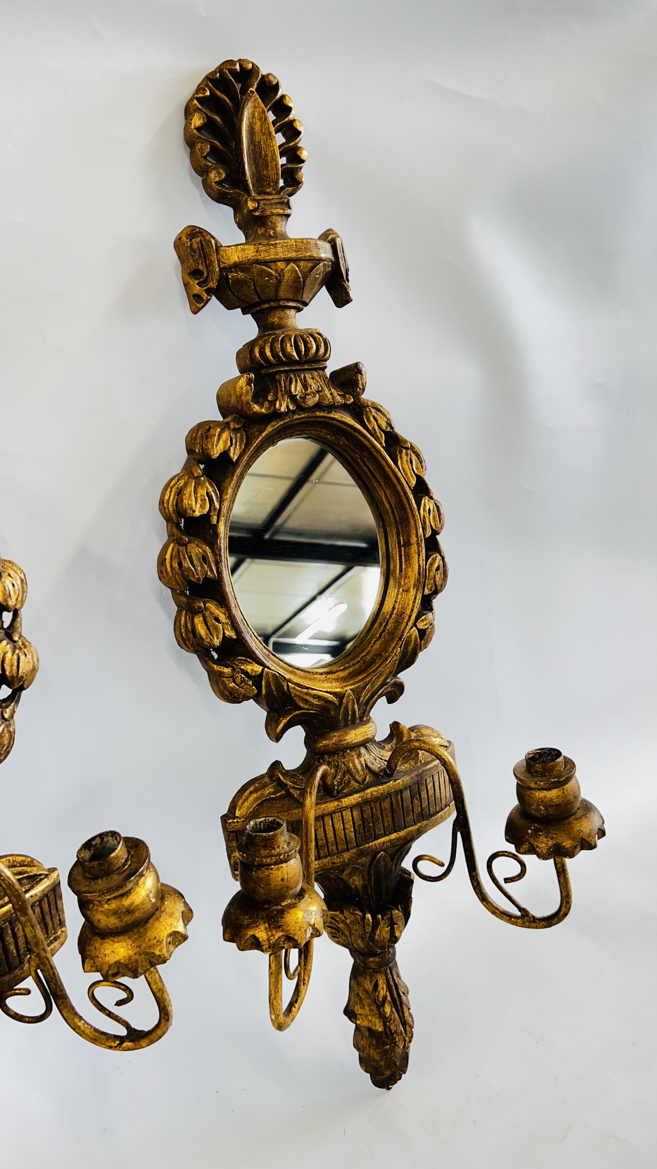 A PAIR OF ELABORATE GILT FINISH TWO BRANCH WALL SCONCES WITH MIRRORED INSERTS H 76CM. - Bild 3 aus 9