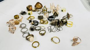 A GROUP OF 50 COSTUME JEWELLERY RINGS TO INCLUDE WHITE METAL AND STONE SET EXAMPLES.