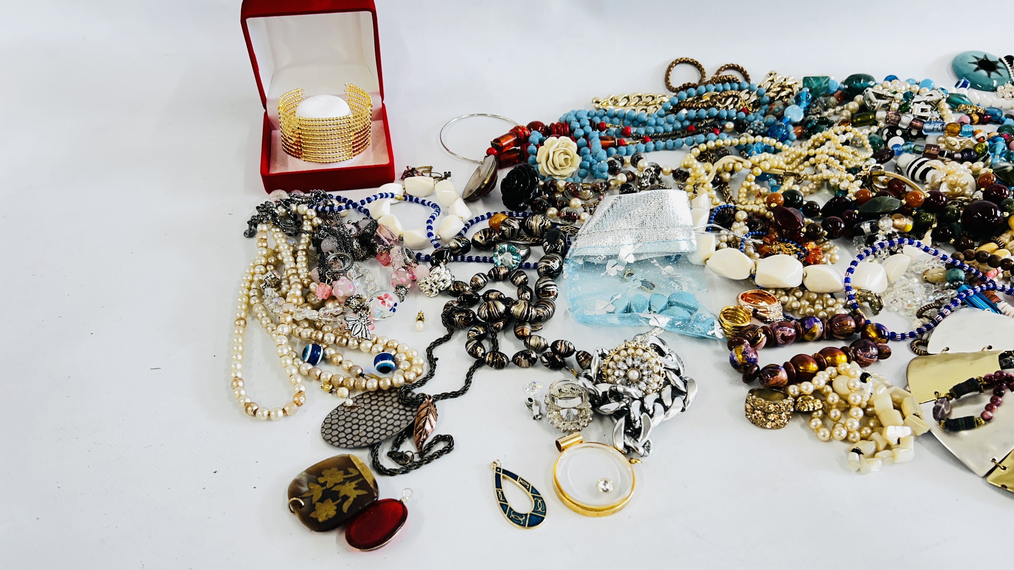 BOX CONTAINING LARGE QUANTITY VINTAGE AND MODERN COSTUME JEWELLERY INCLUDING BRACELETS, NECKLACES, - Bild 2 aus 6