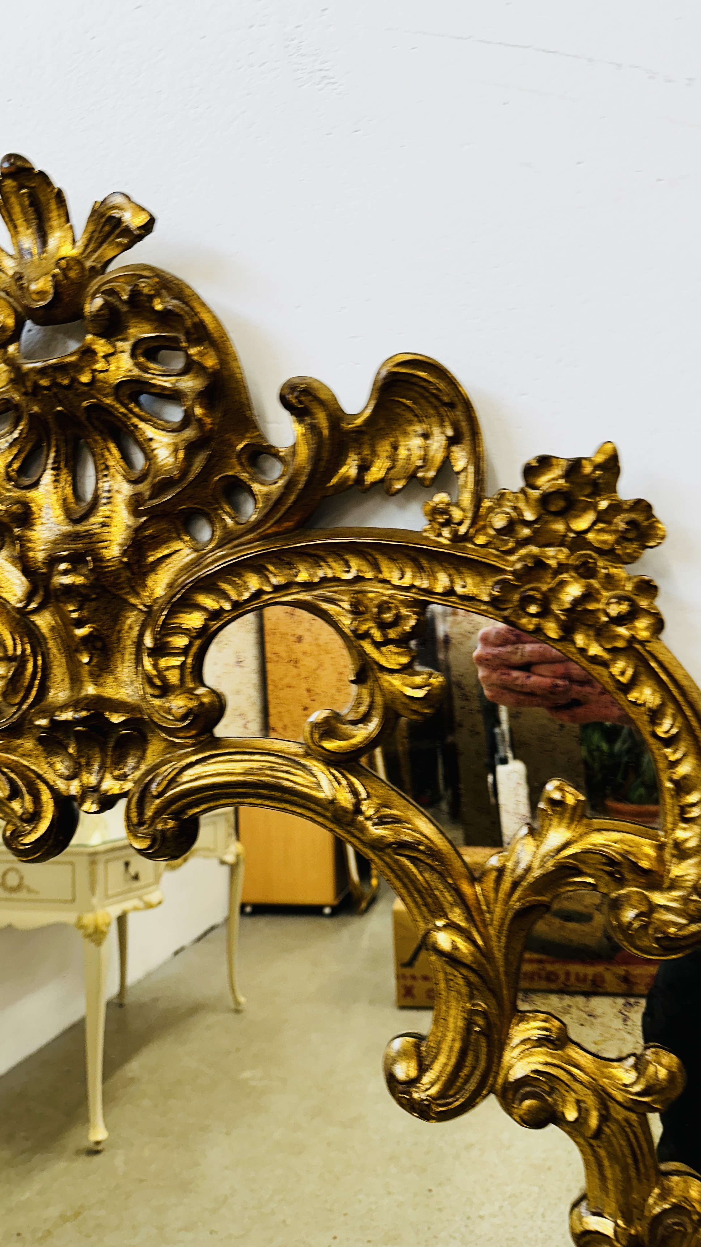 AN IMPRESSIVE REPRODUCTION GILT FRAMED CONTINENTAL STYLE MIRROR, APPROX WIDTH 100CM, - Image 3 of 9