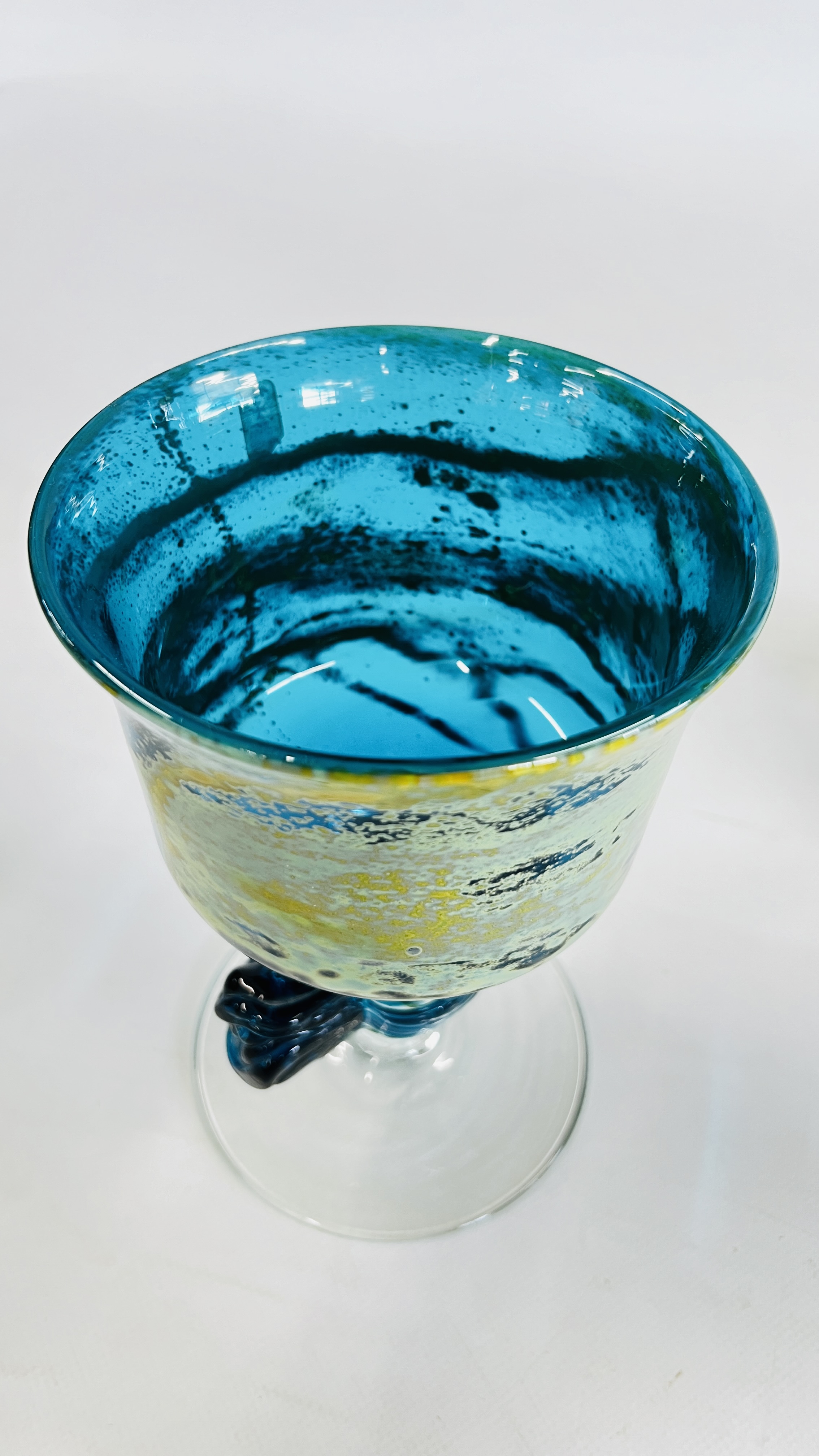 A "MDINA" ART GLASS GOBLET RETAINING ORIGINAL LABEL H 20CM. - Image 3 of 3