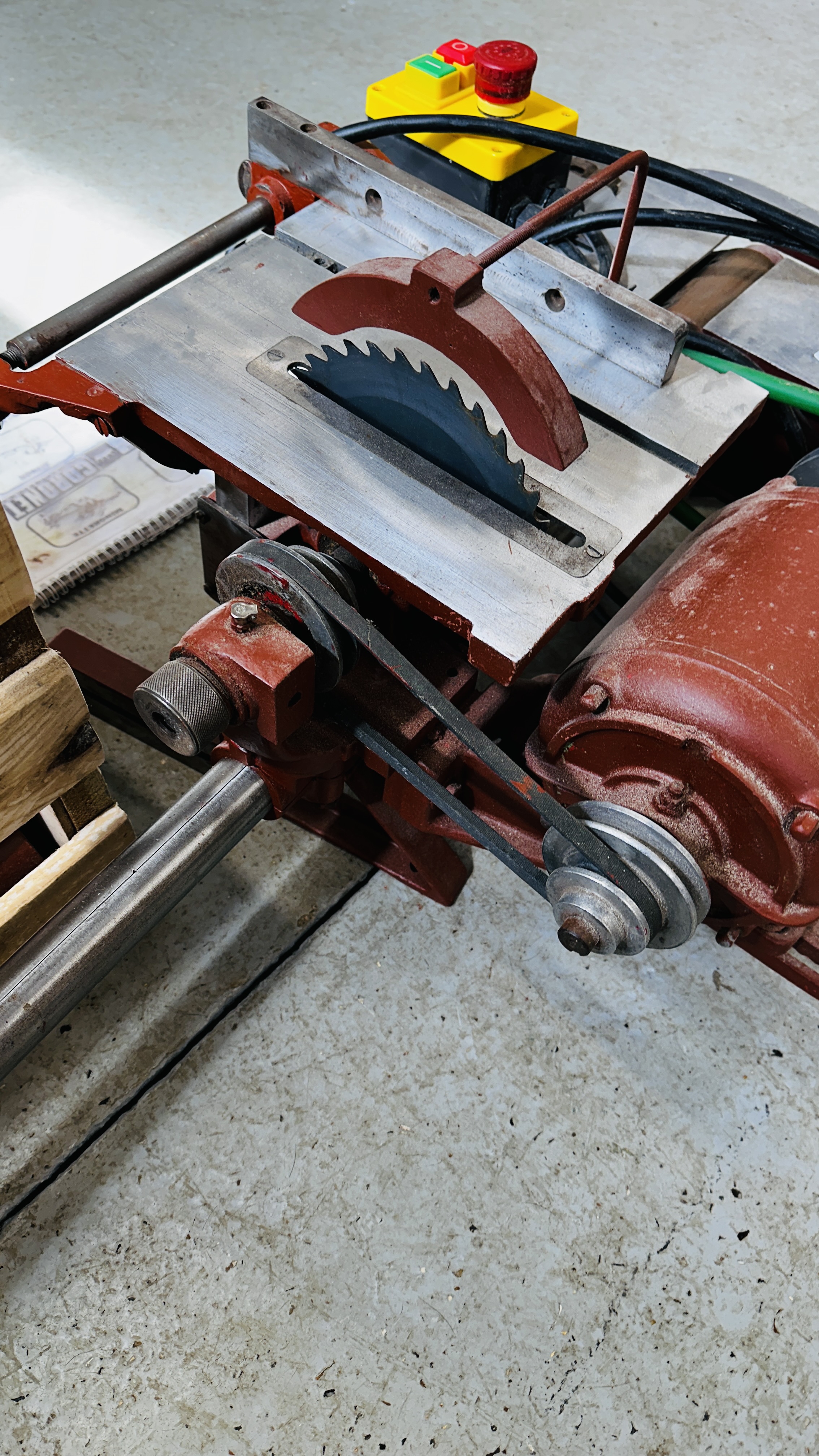 A CORONEE MINOR WOOD WORKING LATHE WITH ACCESSORIES - TRADE ONLY. - Image 11 of 17
