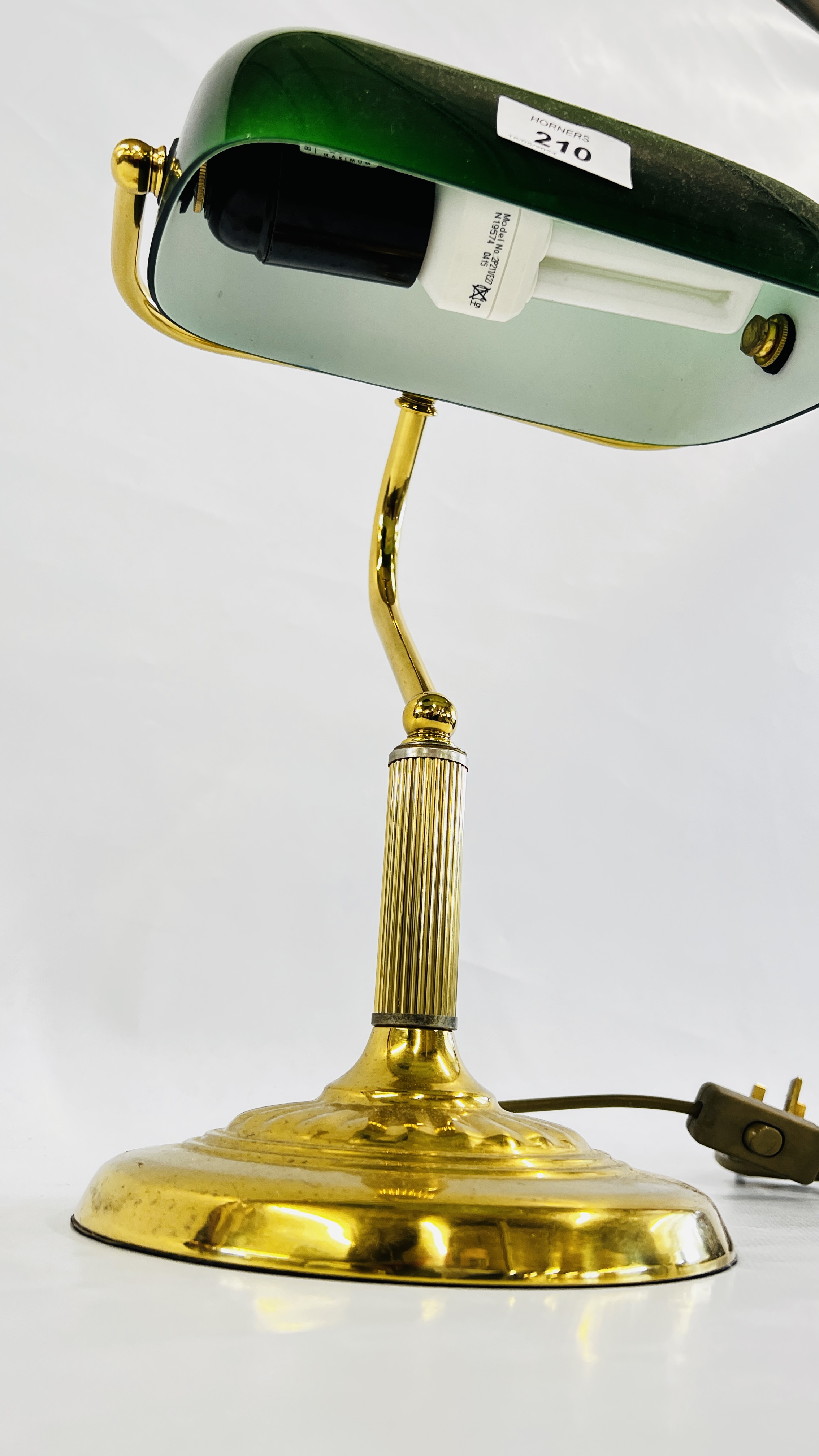 A REPRODUCTION BRASSED BANKERS DESK LAMP WITH GREEN GLASS SHADE - SOLD AS SEEN. - Image 4 of 5