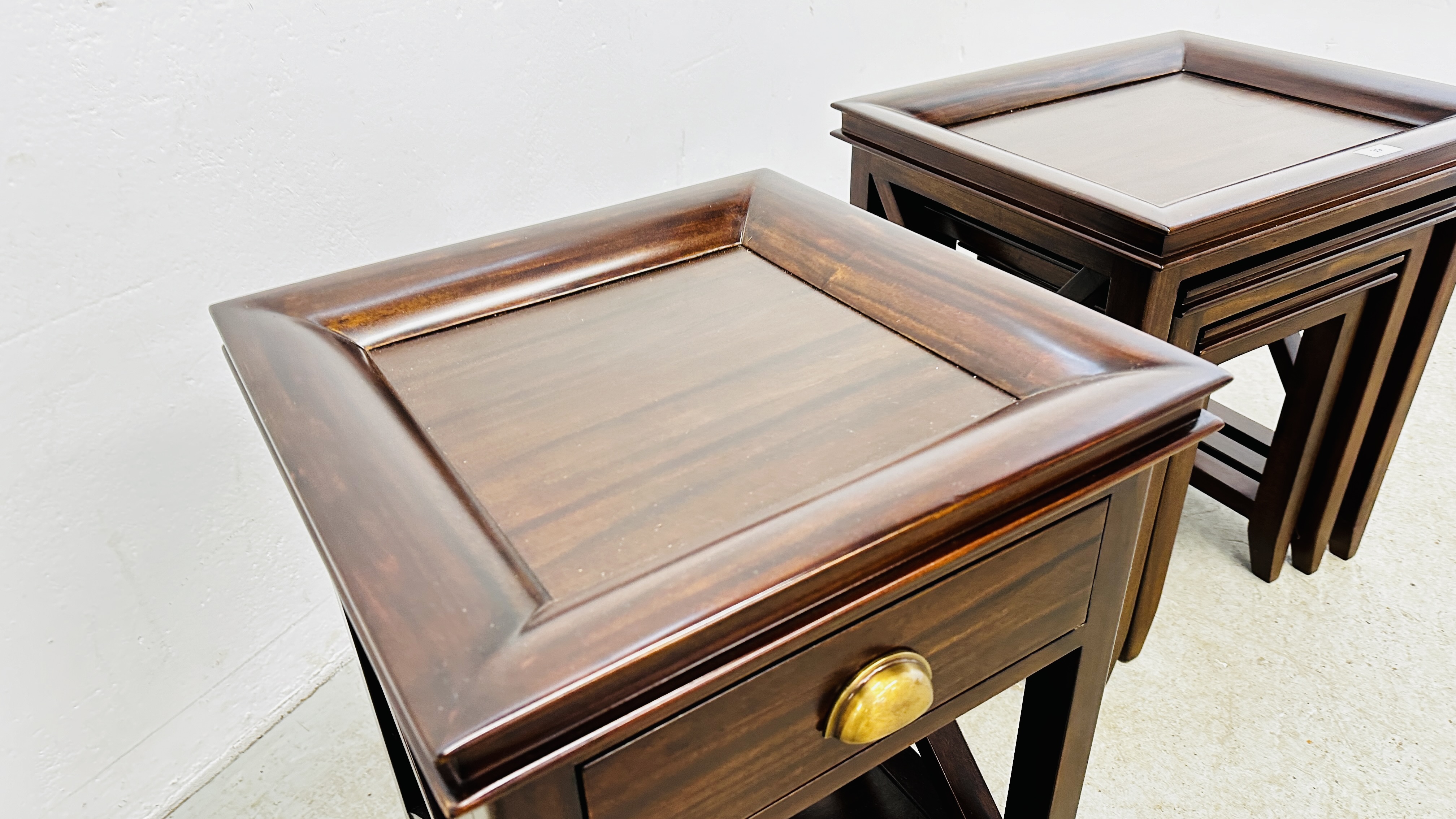 A NEST OF 3 HARDWOOD OCCASIONAL TABLES ALONG WITH A MATCHING SINGLE DRAWER LAMP TABLE W 46 X 46 X - Image 3 of 16