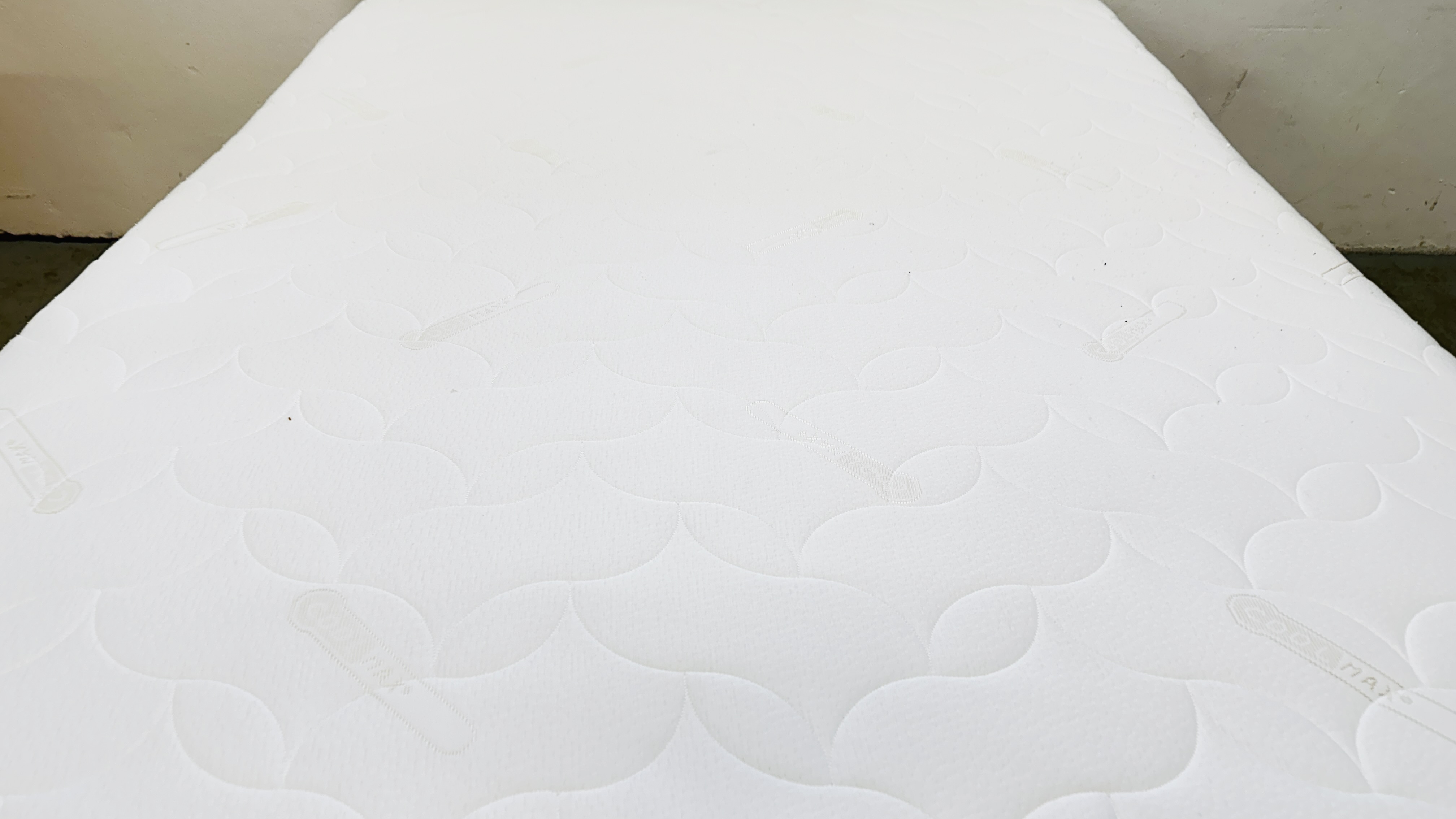 AN ELECTRICALLY ADJUSTABLE DOUBLE BED WITH COOLMAX MATTRESS AND OATMEAL UPHOLSTERED STEWART JONES - Image 3 of 16