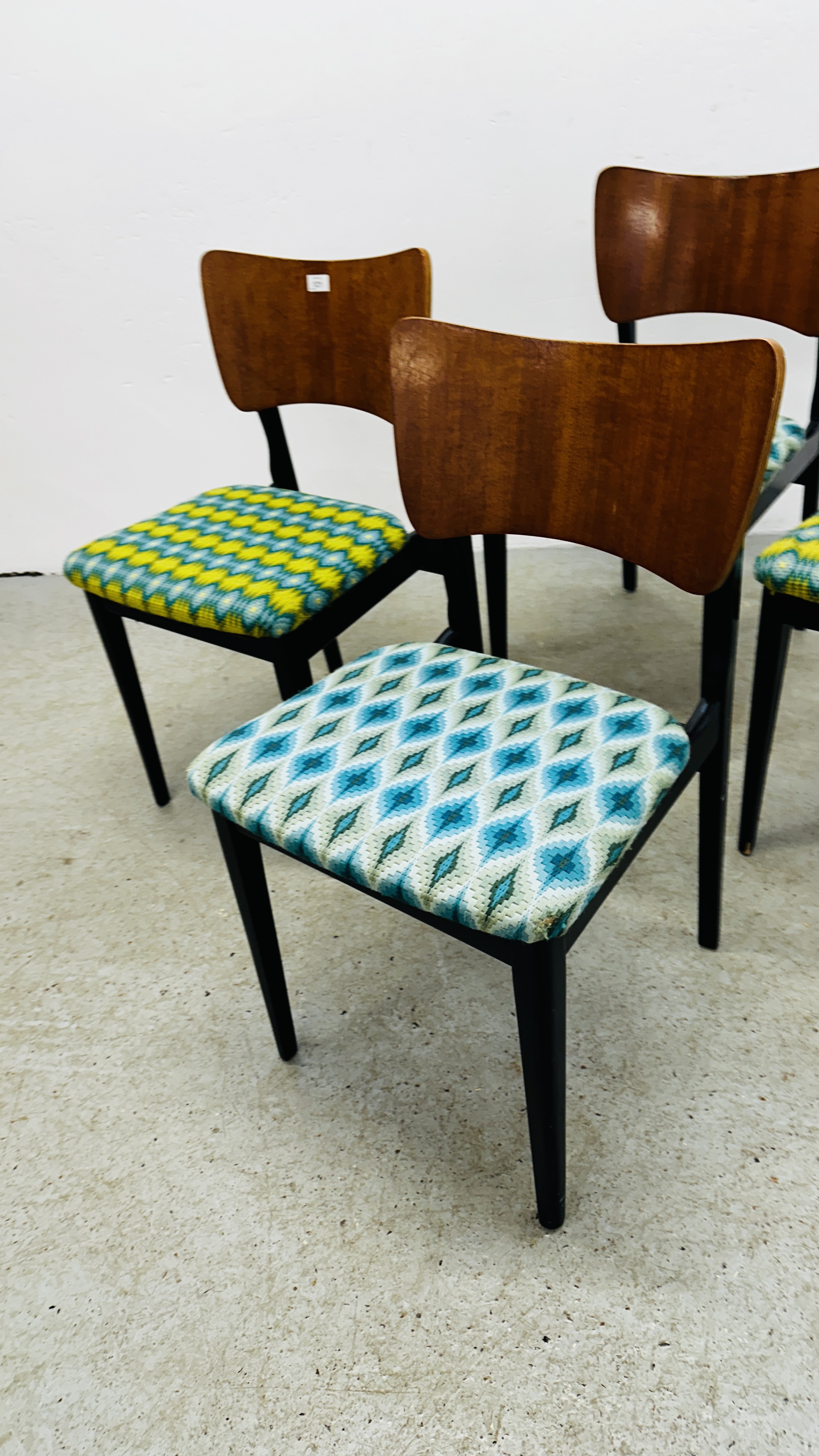 A SET OF 4 MID CENTURY DINING CHAIRS. - Image 3 of 19