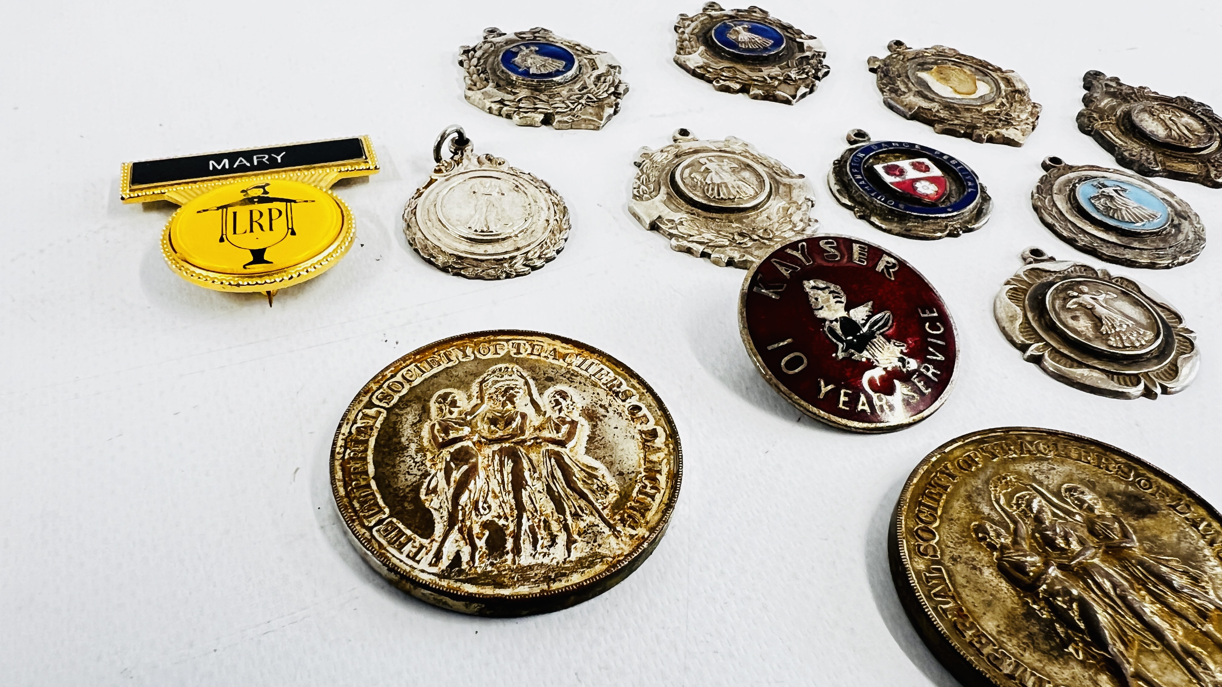 A GROUP OF VINTAGE MEDALS TO INCLUDE SILVER AND ENAMELLED EXAMPLES ALONG WITH AN ENAMELLED EXAMPLE - Image 2 of 7