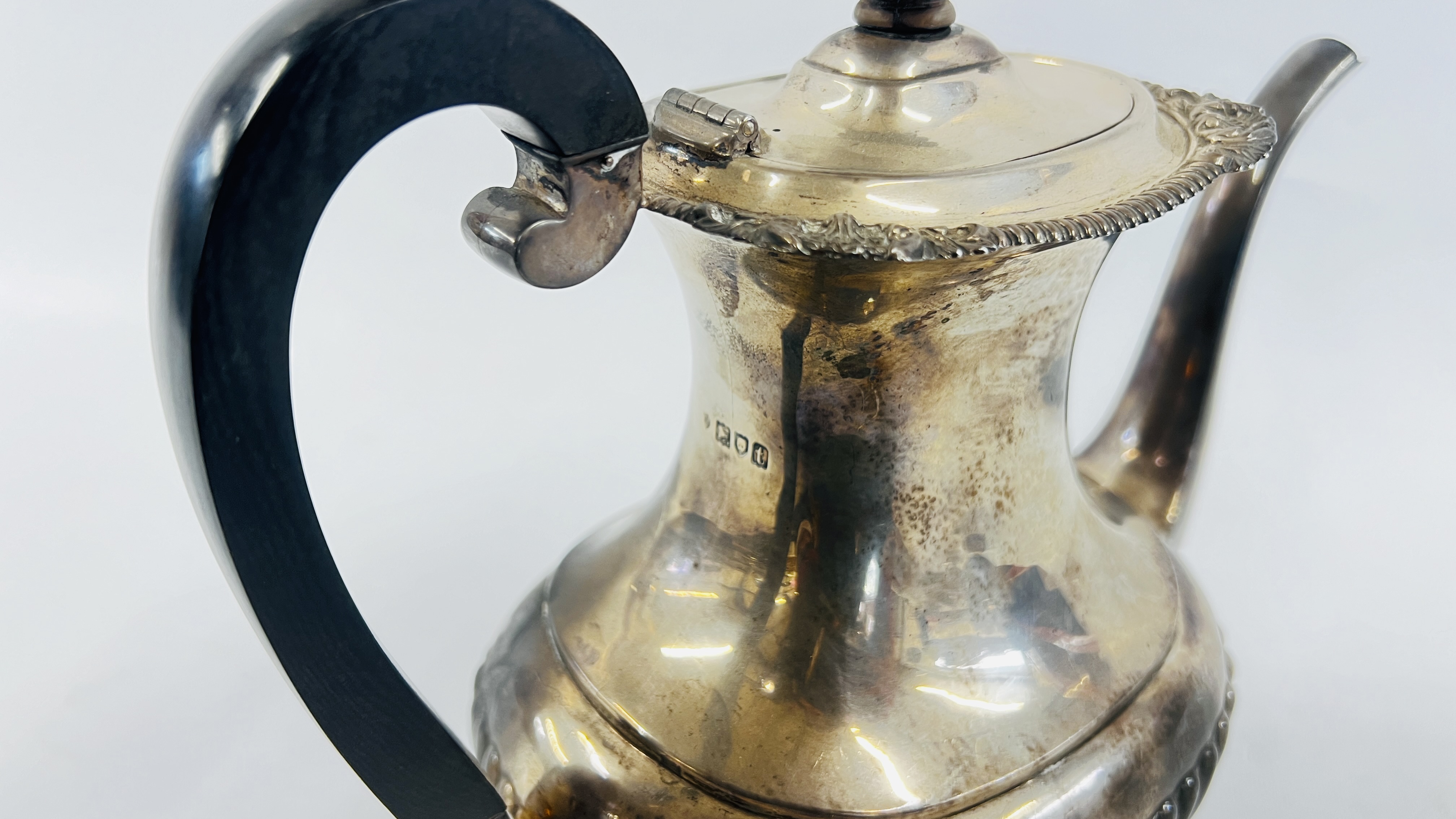 A SILVER COFFEE POT, HAVING AGADROONED BODY, BARNARD & SON, - Image 5 of 9