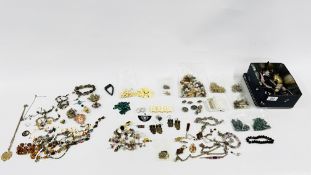 A QUANTITY OF ASSORTED COSTUME JEWELLERY TO INCLUDE MANY STONE SET EXAMPLES + A BOX OF ASSORTED