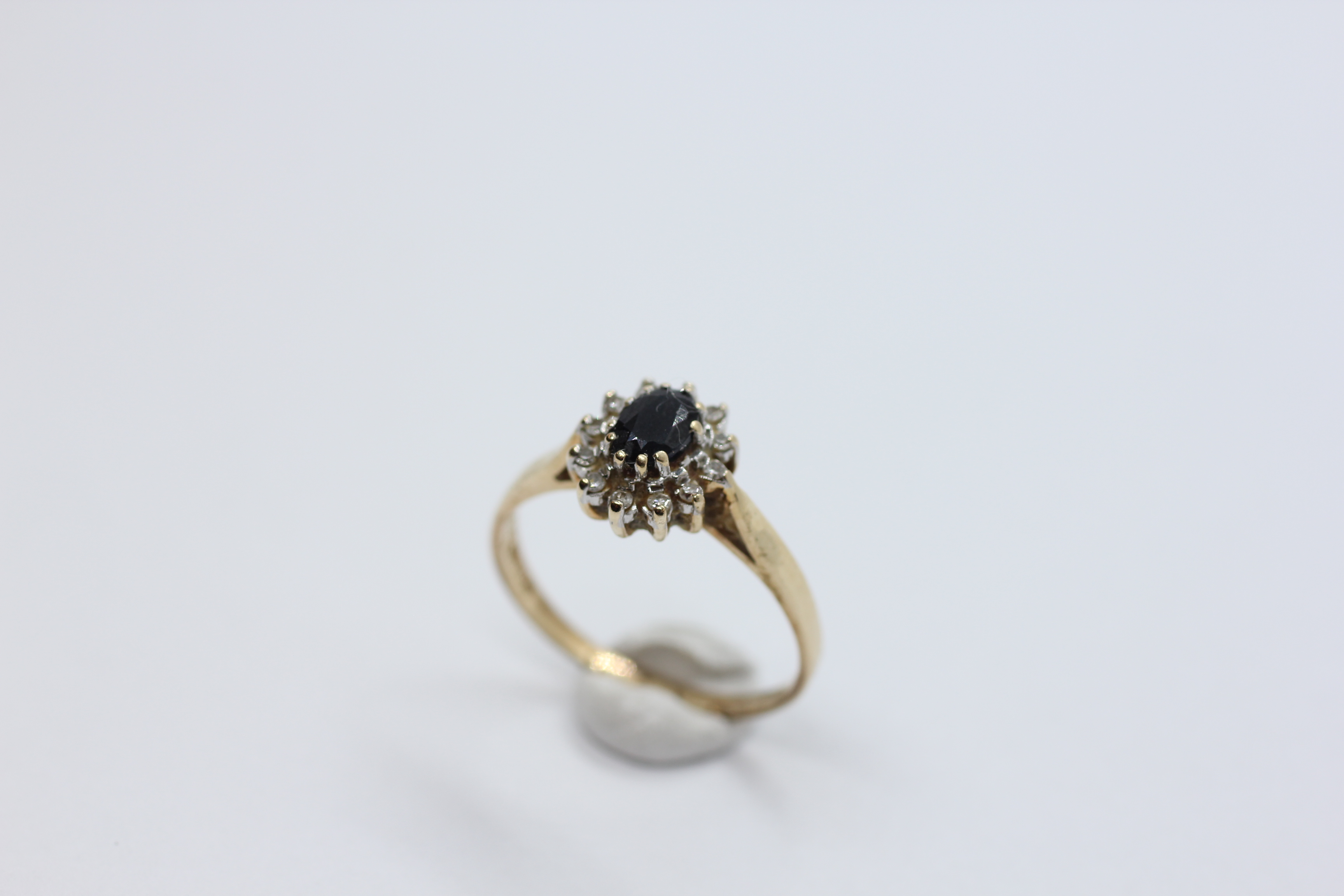 A 9CT GOLD DIAMOND AND SAPPHIRE CLUSTER RING. - Image 3 of 8