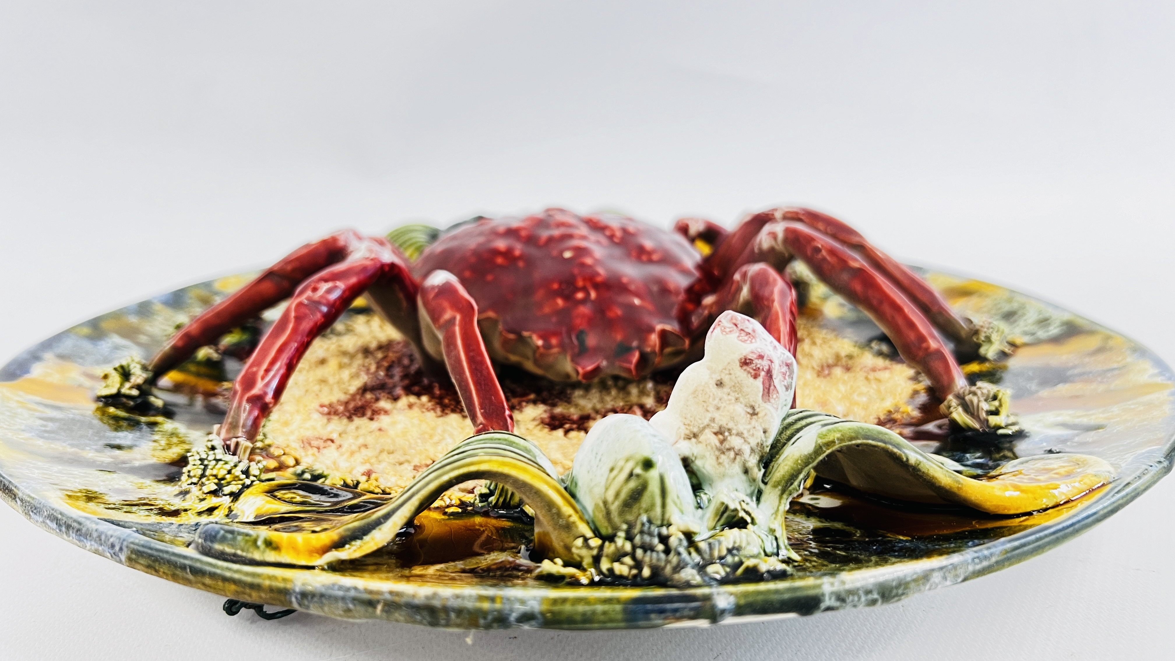 A MAJOLICA STYLE CRAB PLATE, DIAMETER 33CM. - Image 3 of 3