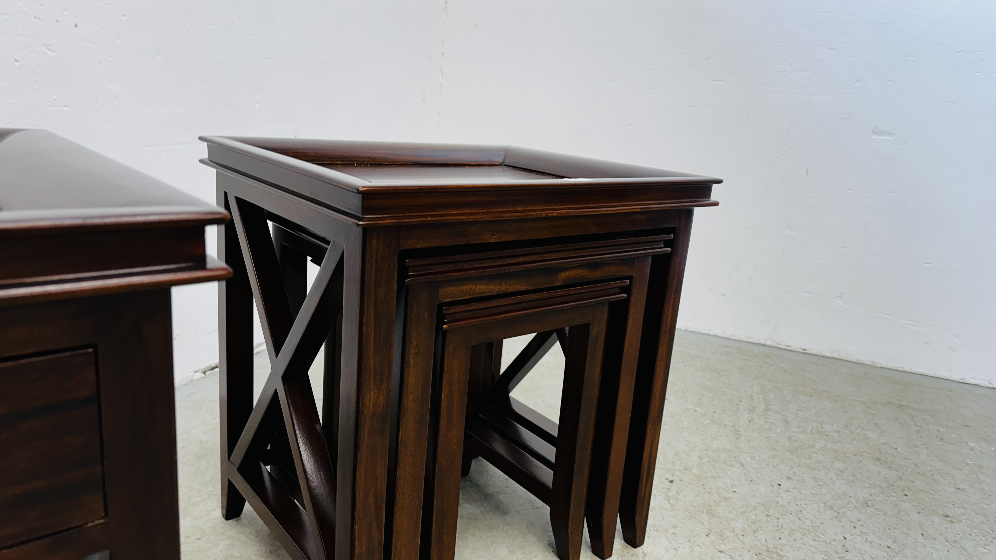 A NEST OF 3 HARDWOOD OCCASIONAL TABLES ALONG WITH A MATCHING SINGLE DRAWER LAMP TABLE W 46 X 46 X - Image 7 of 16