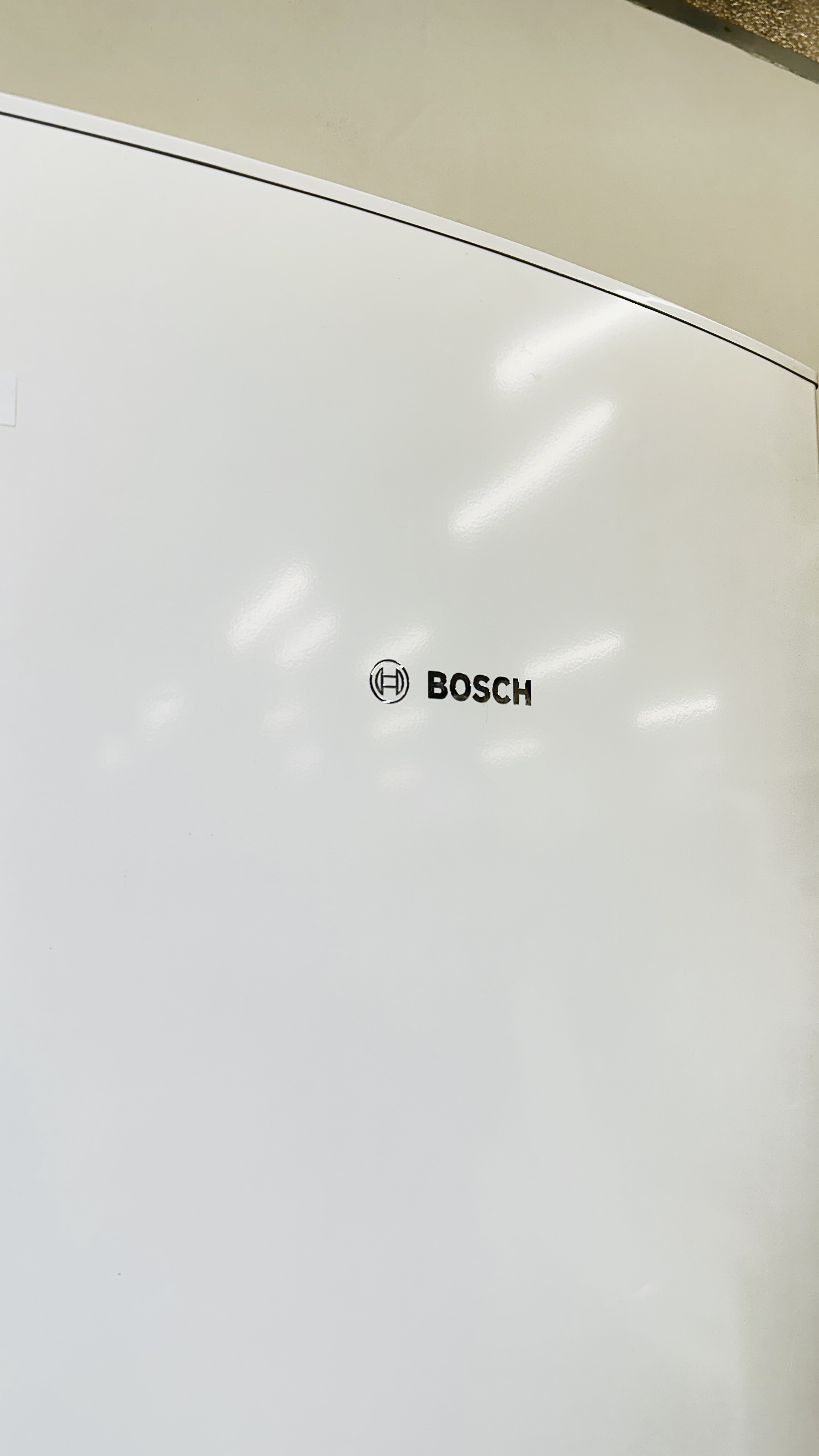 BOSCH FRIDGE FREEZER - SOLD AS SEEN. - Image 4 of 9