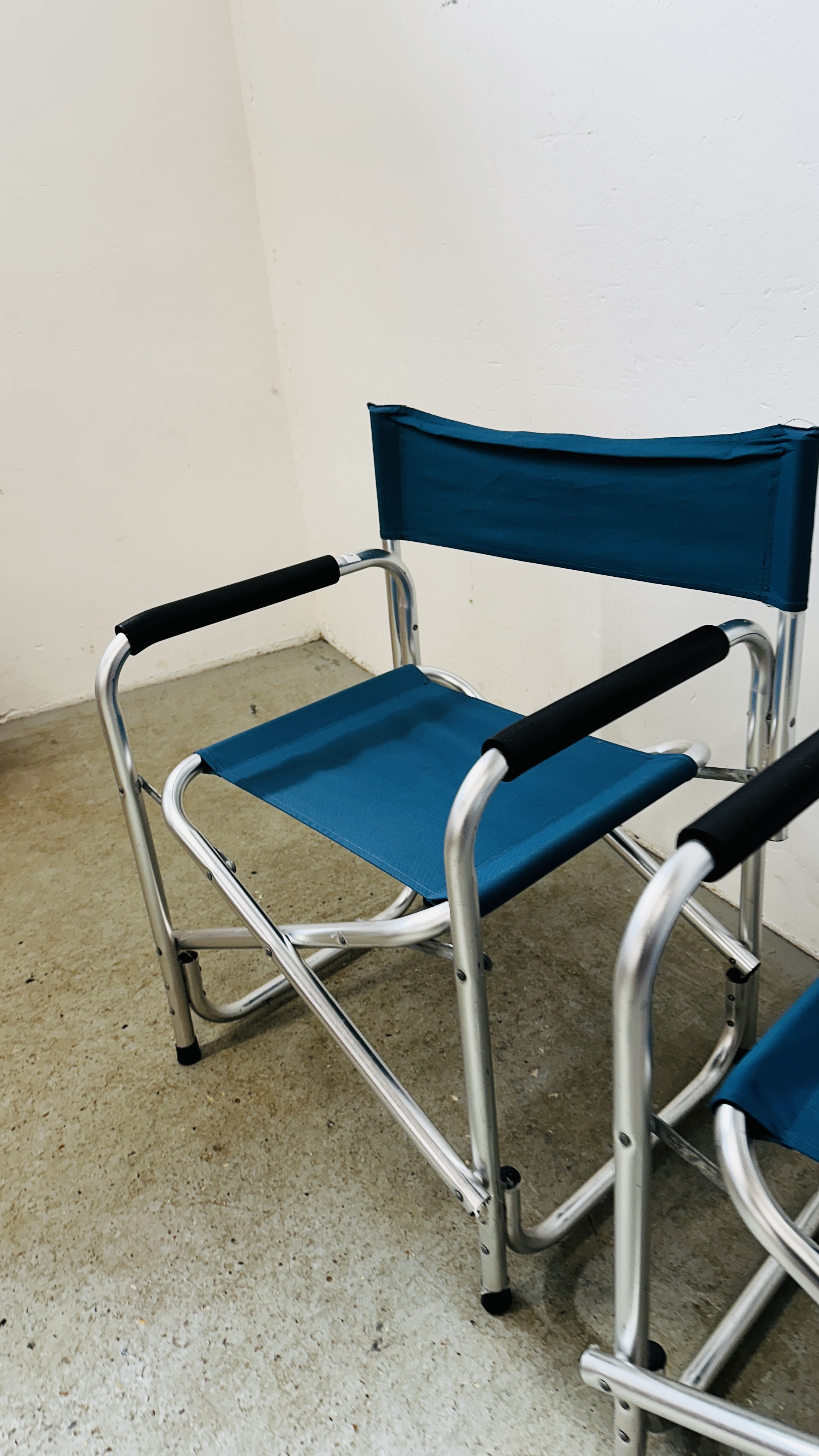 A PAIR OF ALUMINIUM FRAMED FOLDING DIRECTORS STYLE CHAIRS. - Bild 6 aus 9