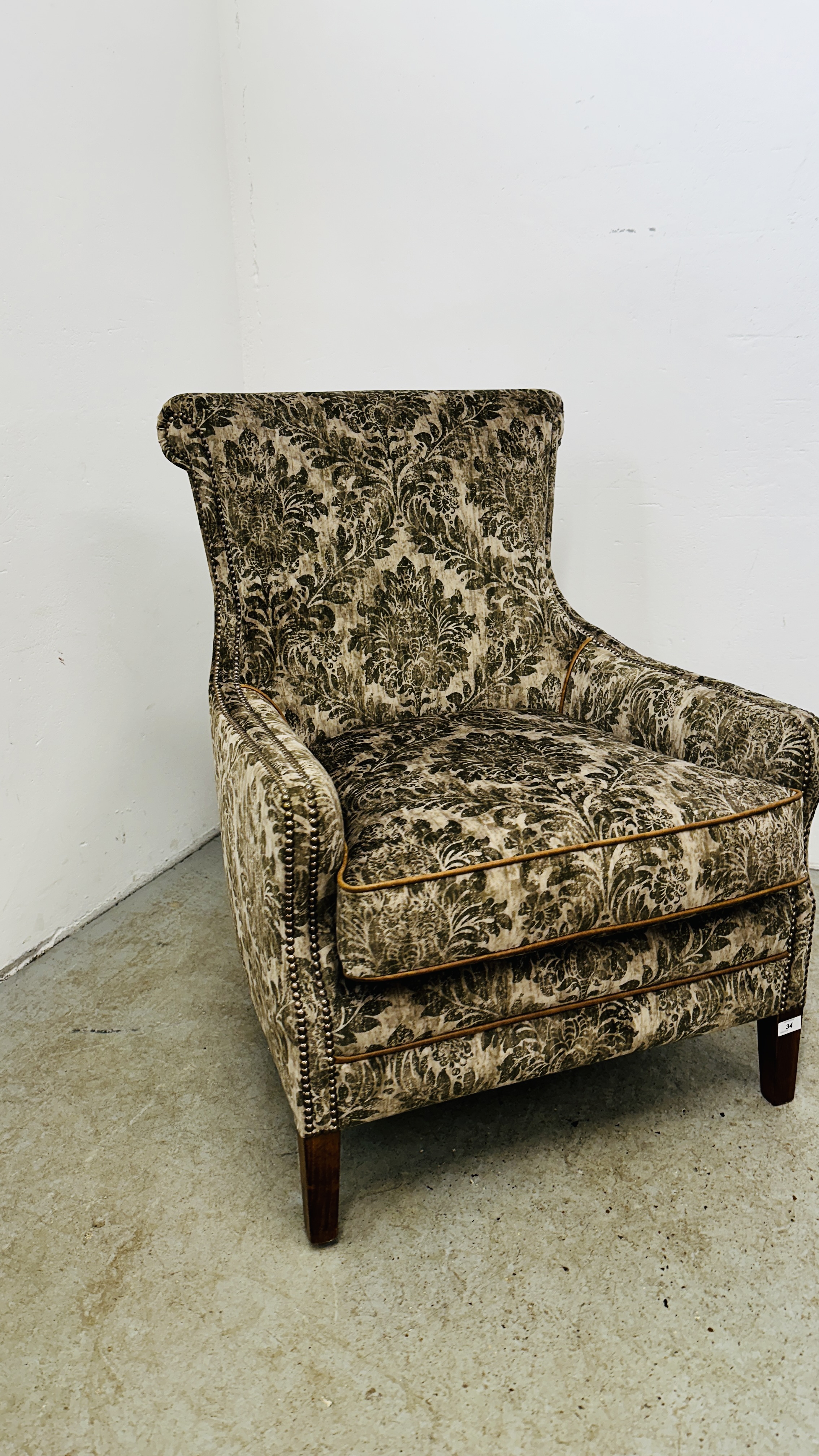 A GOOD QUALITY MODERN ARM CHAIR UPHOLSTERED IN GREEN JUNGLE PATTERNED FABRIC. - Bild 2 aus 17