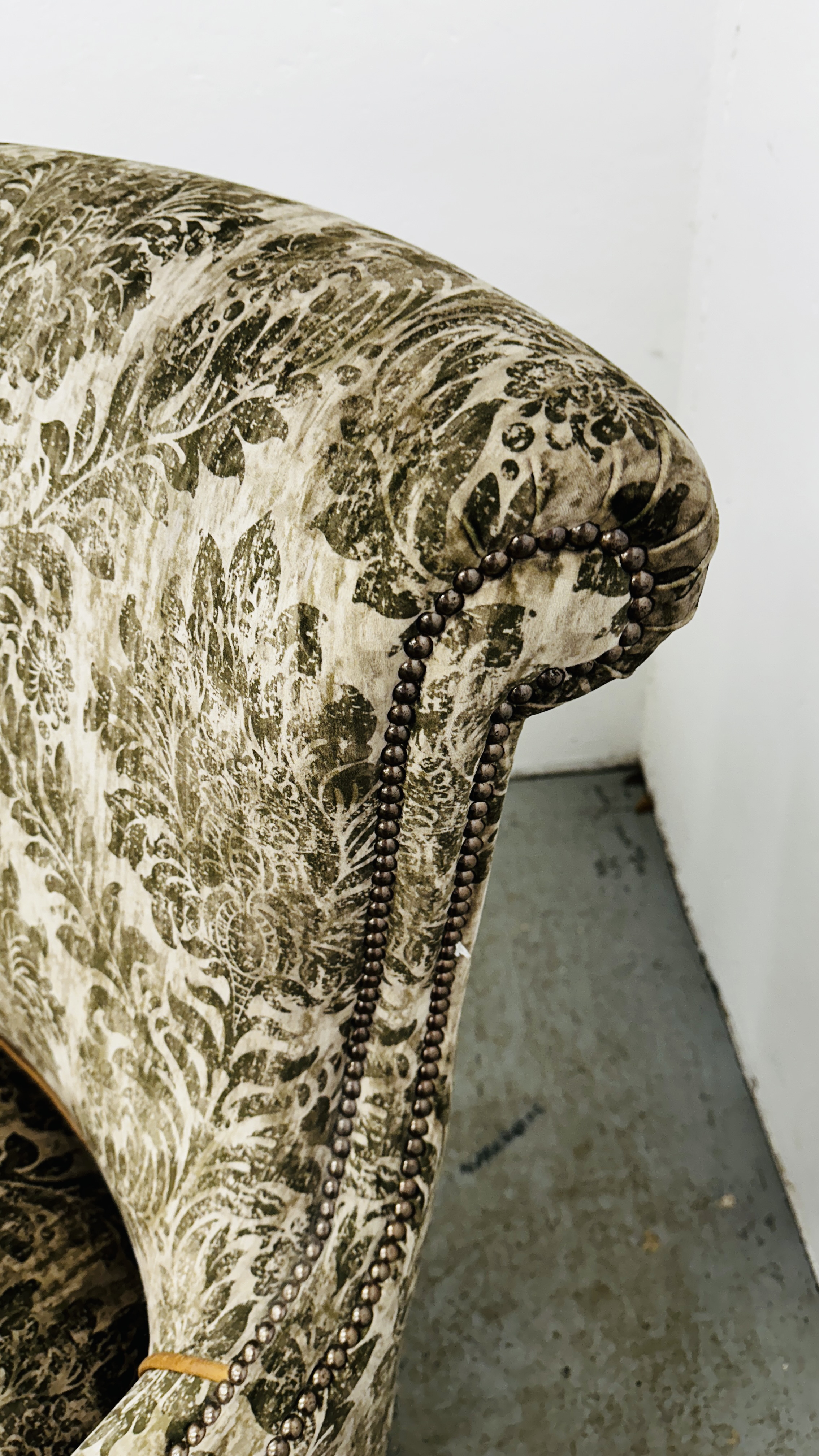 A GOOD QUALITY MODERN ARM CHAIR UPHOLSTERED IN GREEN JUNGLE PATTERNED FABRIC. - Bild 11 aus 17