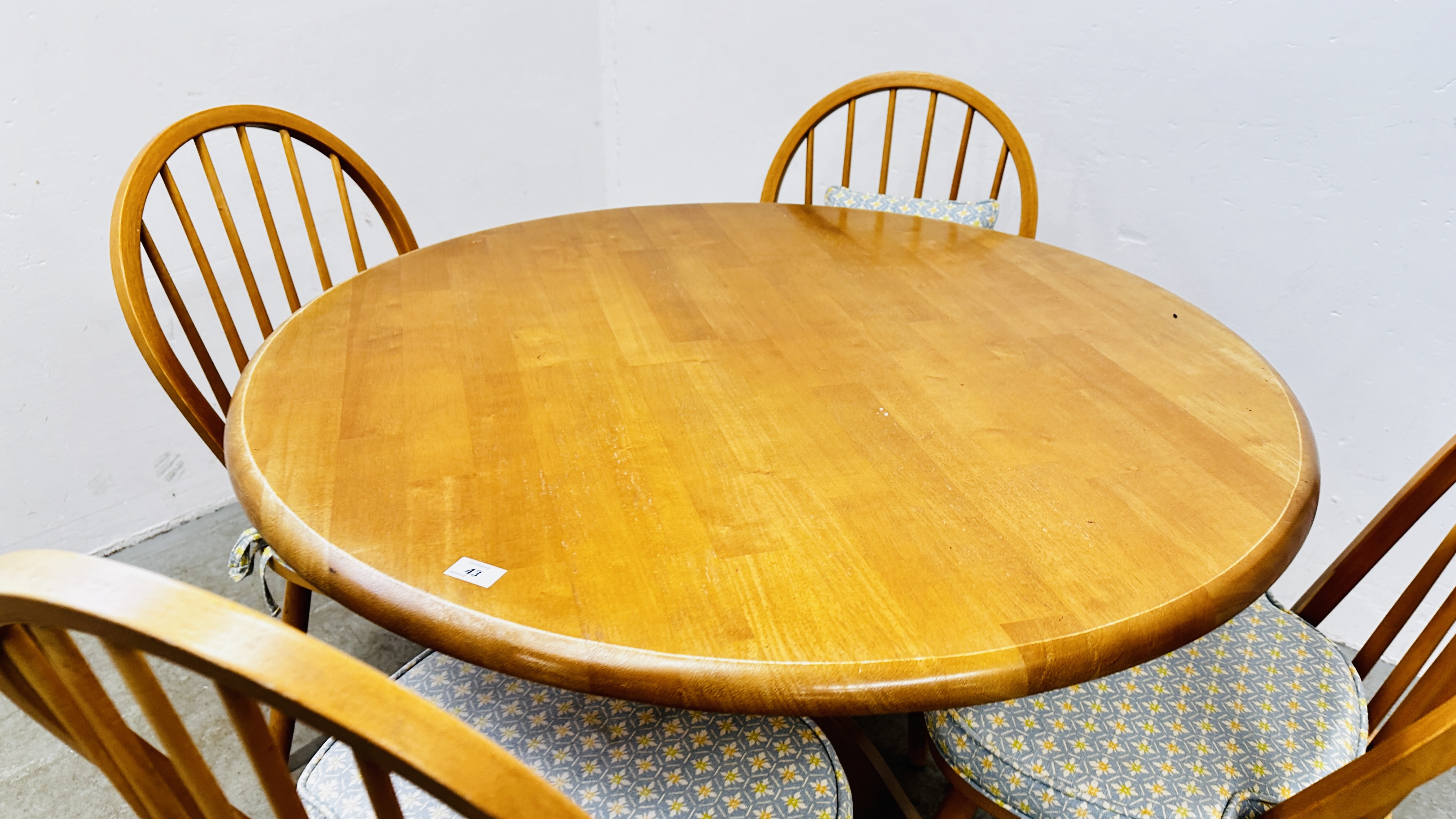 A CIRCULAR BEECH WOOD PEDESTAL KITCHEN TABLE AND FOUR CHAIRS (TABLE DIAMETER 106CM) - Bild 2 aus 11