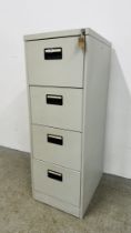 A STEEL FOUR DRAWER FILING CABINET WITH KEY.