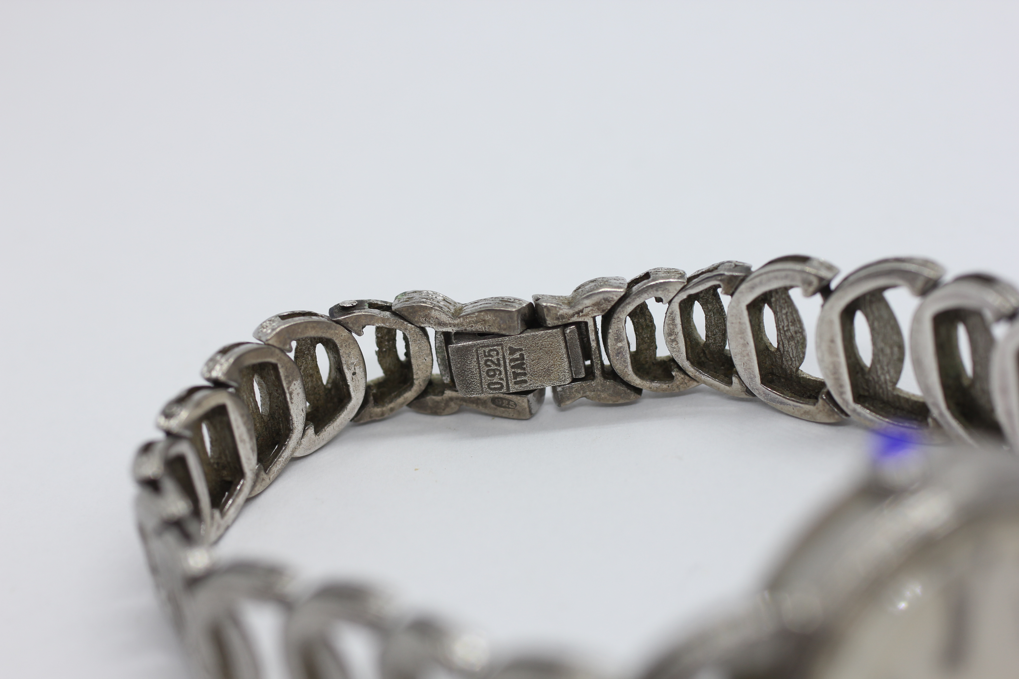 A LADIES SILVER ROTARY WRIST WATCH ON LINKED BRACELET. - Image 9 of 9