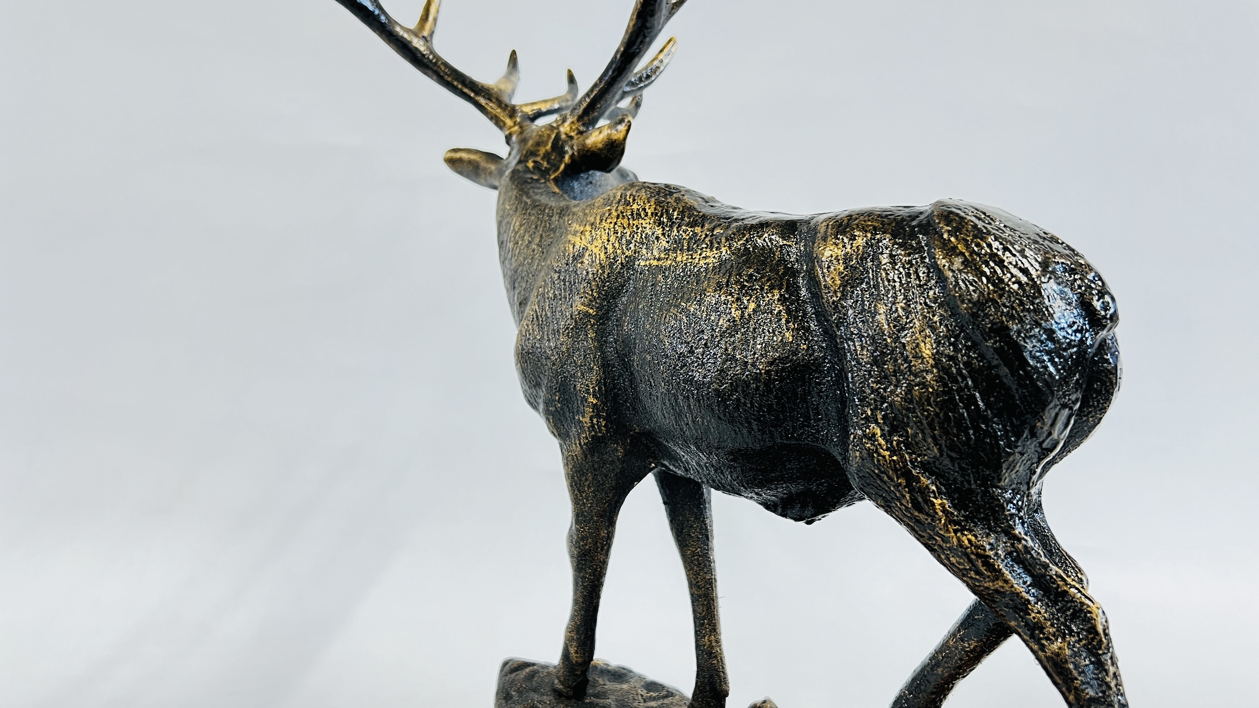 (R) CAST STAG FIGURE - WOODEN BASE - Image 4 of 8