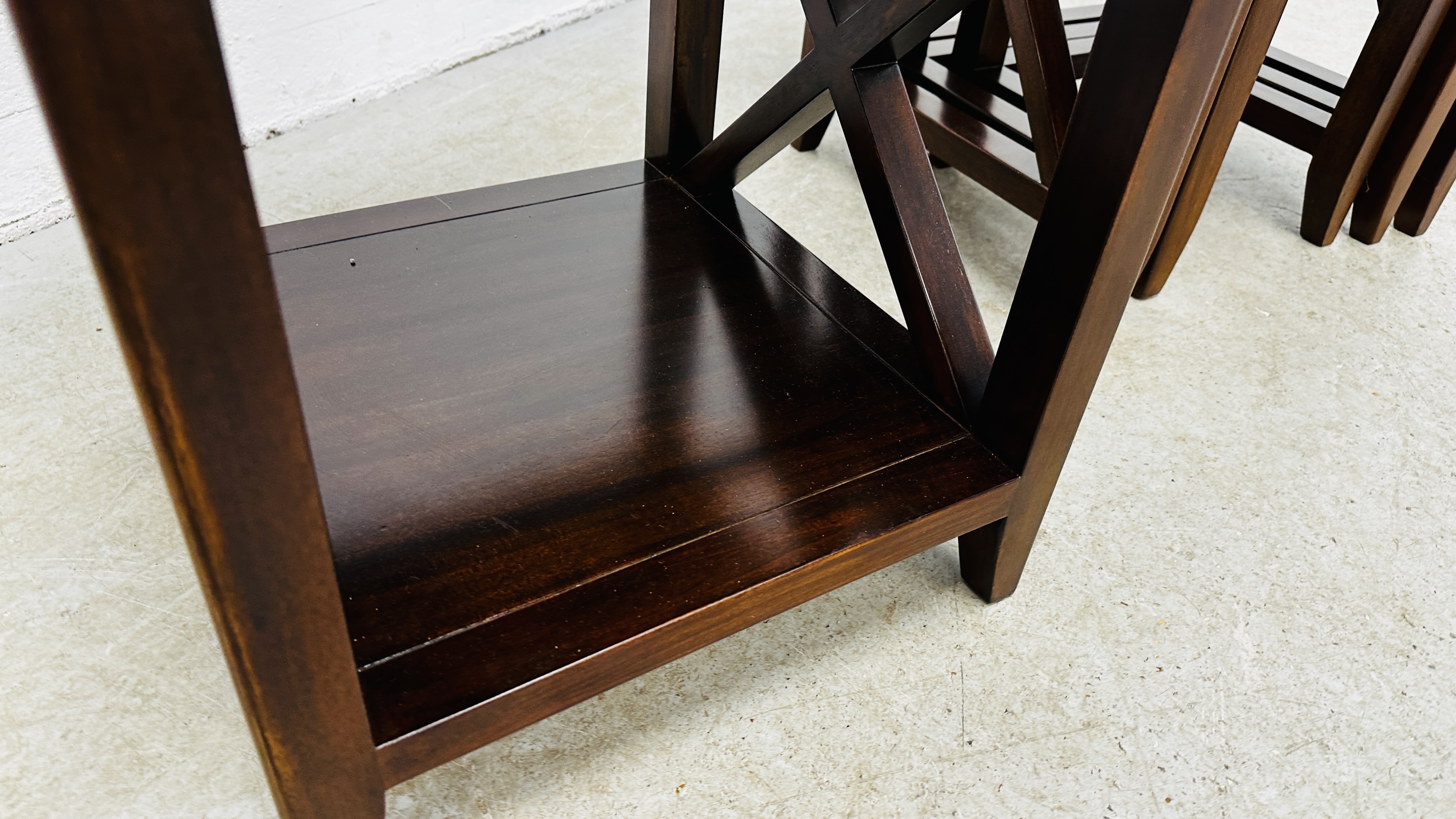 A NEST OF 3 HARDWOOD OCCASIONAL TABLES ALONG WITH A MATCHING SINGLE DRAWER LAMP TABLE W 46 X 46 X - Bild 6 aus 16