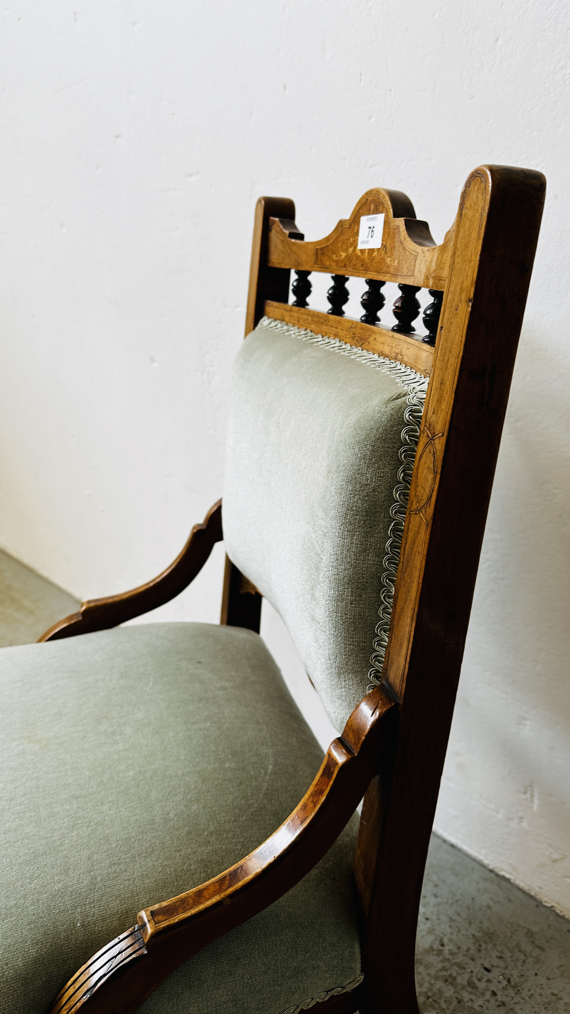 A VICTORIAN MAHOGANY AND INLAID NURSING CHAIR WITH BLUE UPHOLSTERY ON CASTORS. - Bild 4 aus 11