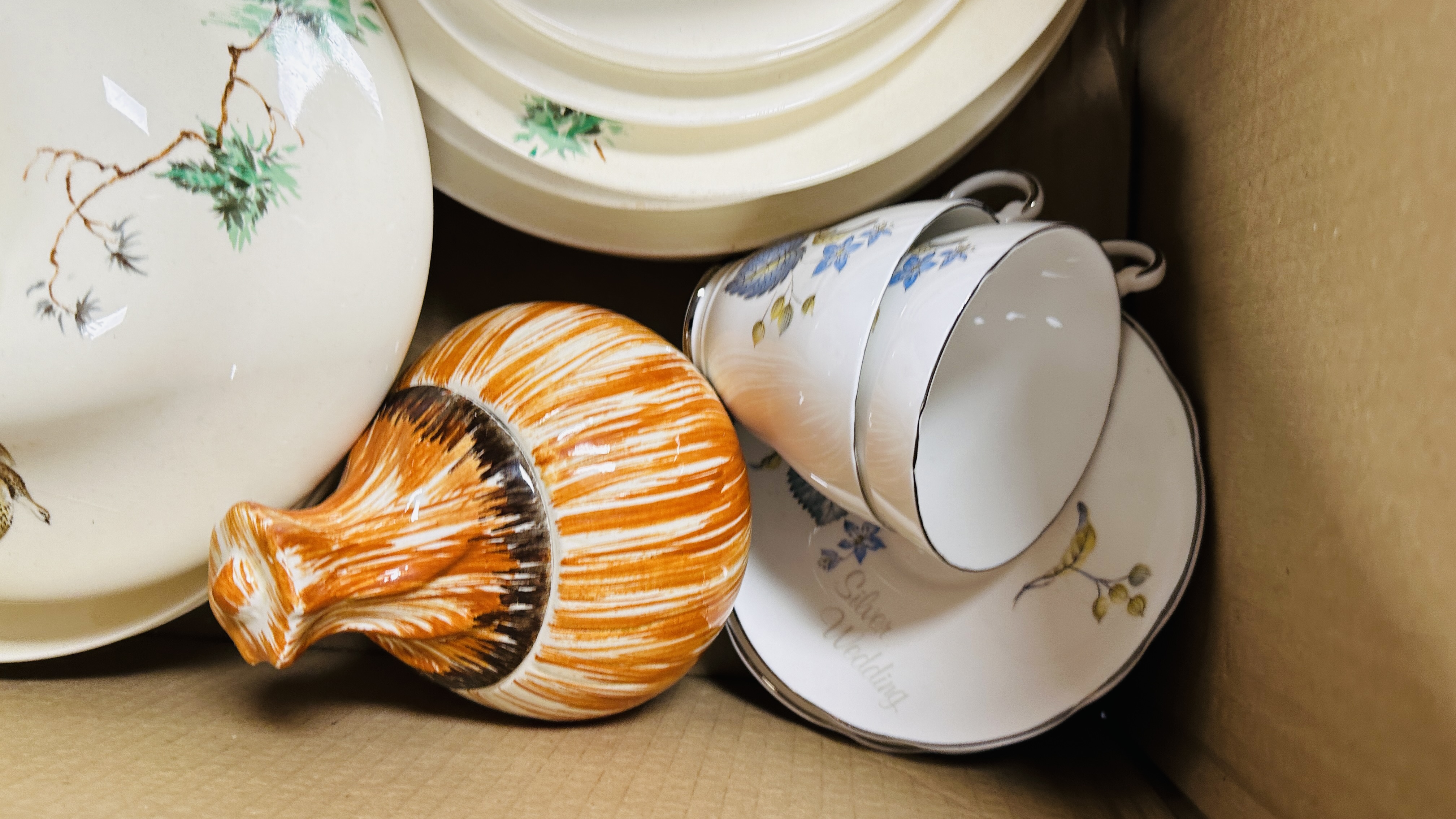 3 X BOXES OF ASSORTED SUNDRY CHINA TO INCLUDE A VINTAGE OAK CASED BISCUIT BARREL AND CHROME LID AND - Image 5 of 11