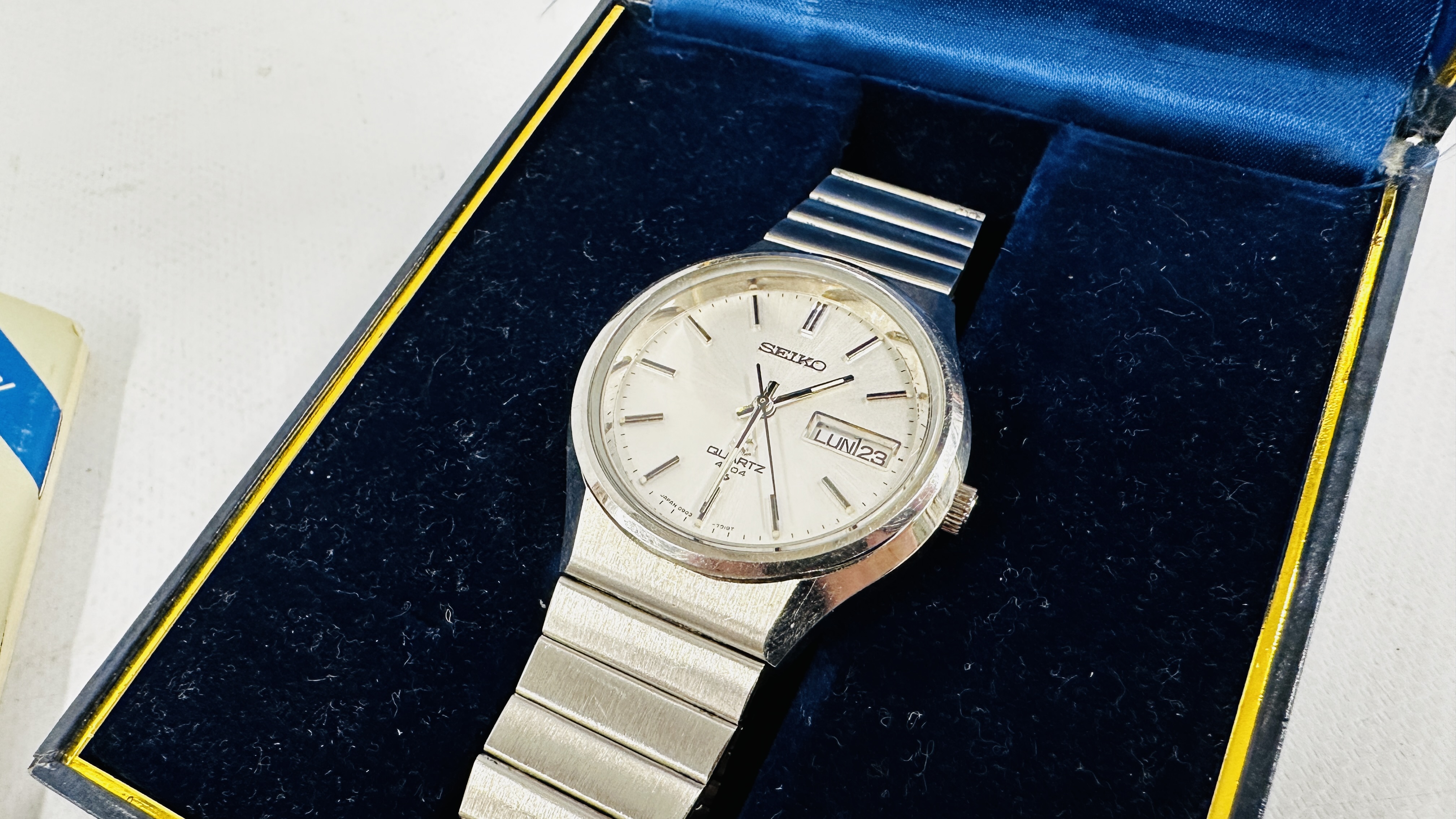 A GENT'S SEIKO STAINLESS STEEL BRACELET WRIST WATCH BOXED WITH INSTRUCTIONS - 1977. - Image 2 of 8