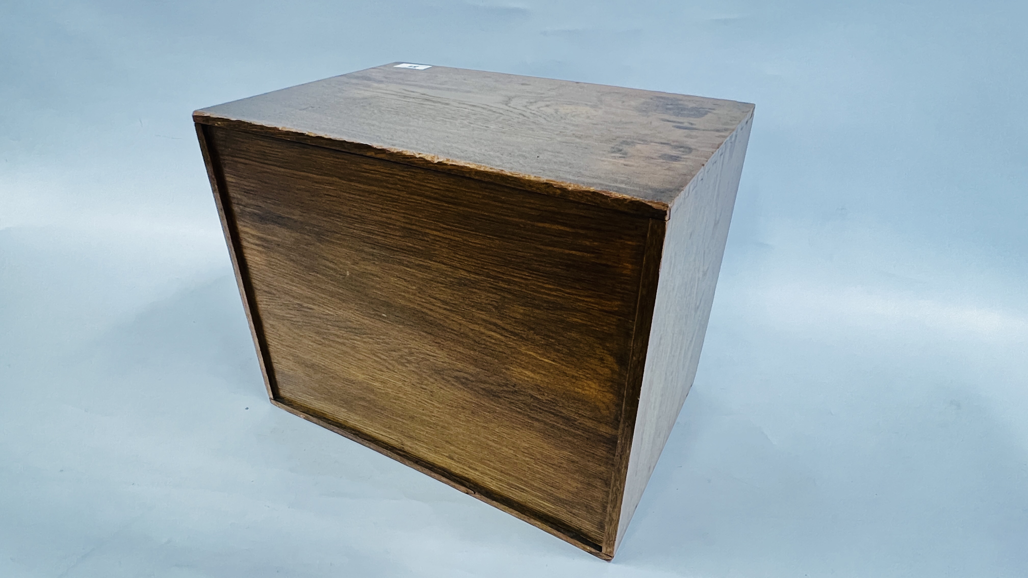 A VINTAGE MAHOGANY 4 DRAWER LOCKABLE STATIONERY CHEST (KEY NOT PRESENT) W 39 X D 27CM X H 31CM. - Image 3 of 3