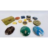 A GROUP OF ART DECO COMPACTS, MATCH HOLDERS, STONE SET, ENAMEL BRUSH AND COMB ETC.
