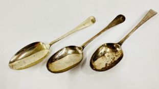 A GROUP OF THREE SILVER SPOONS TO INCLUDE TWO HANOVERIAN PATTERN,