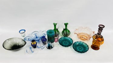 A GROUP OF GLASSWARE TO INCLUDE ART GLASS PIECES ALONG WITH A MOULDED BLUE GLASS DISH,