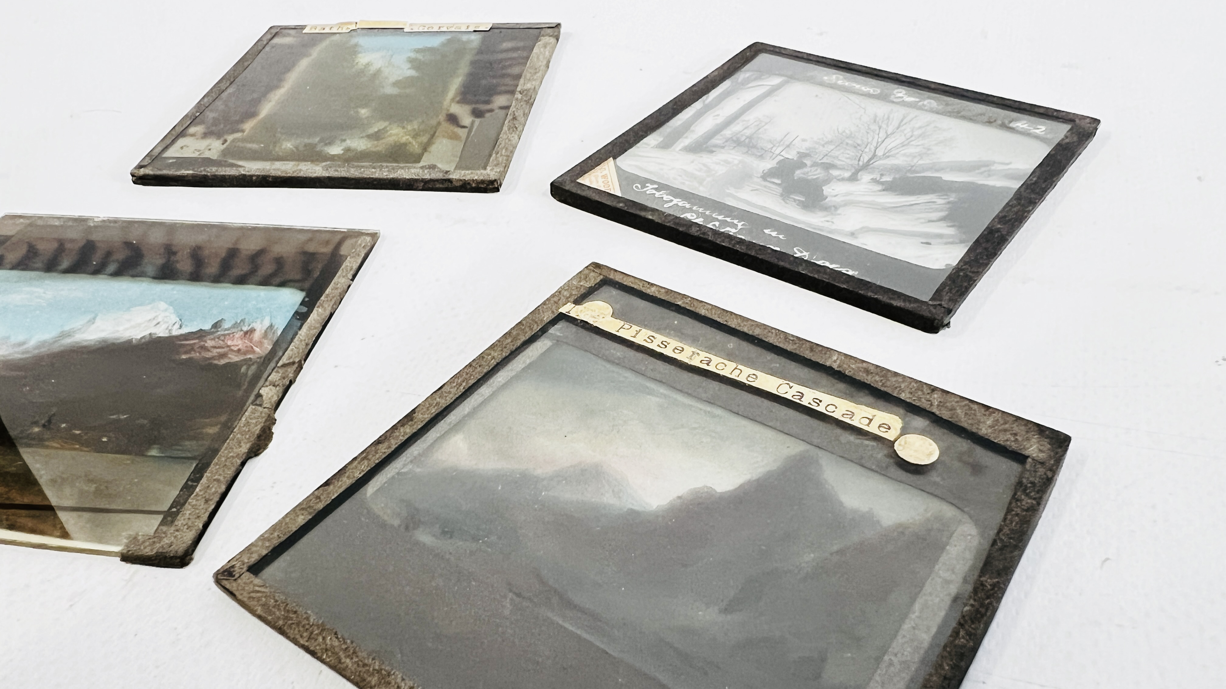 A GROUP OF VINTAGE GLASS LANTERN SLIDES DEPICTING VARIOUS COLOURED AND BLACK AND WHITE SCENES. - Bild 3 aus 6