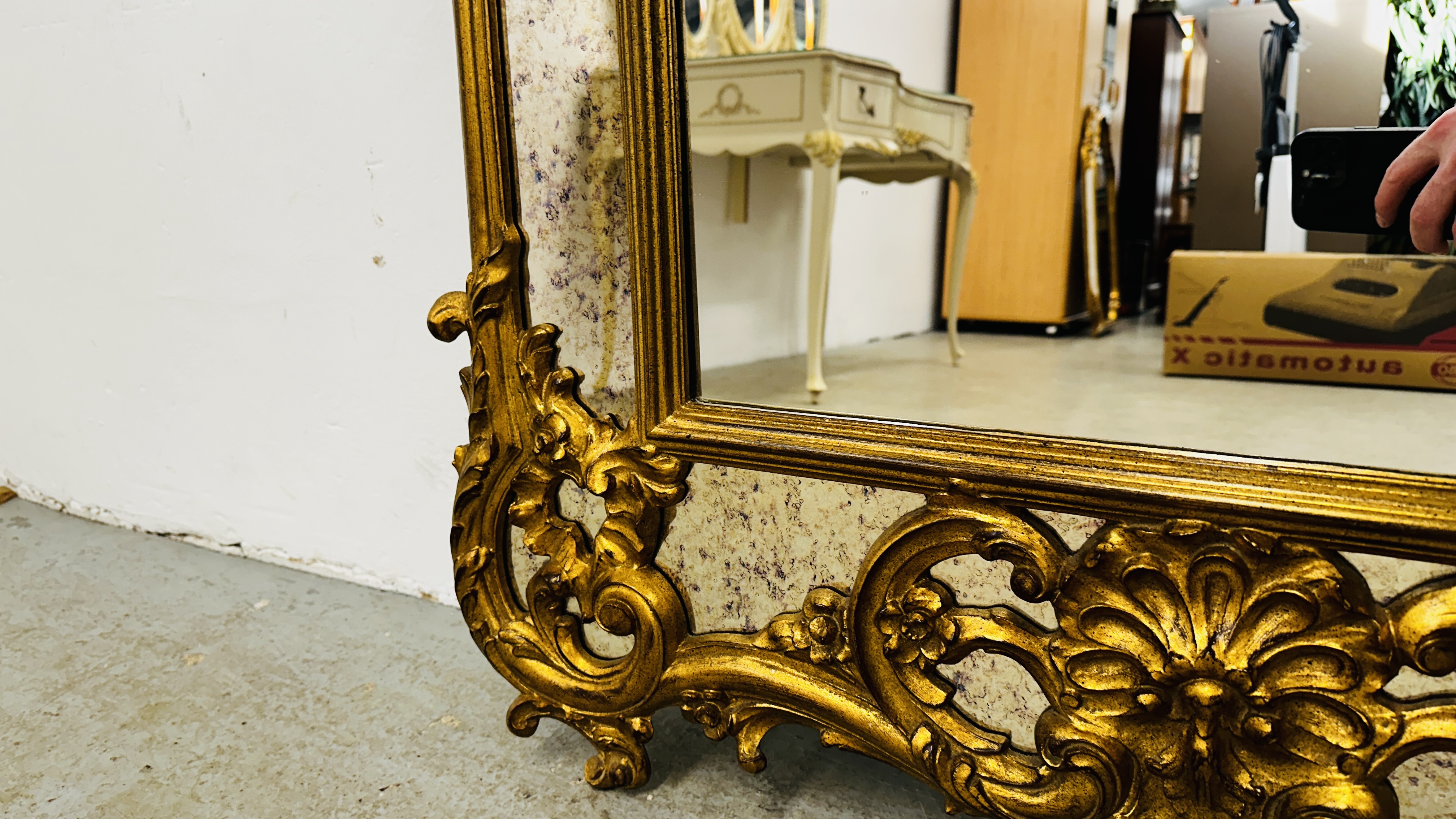 AN IMPRESSIVE REPRODUCTION GILT FRAMED CONTINENTAL STYLE MIRROR, APPROX WIDTH 100CM, - Image 7 of 9