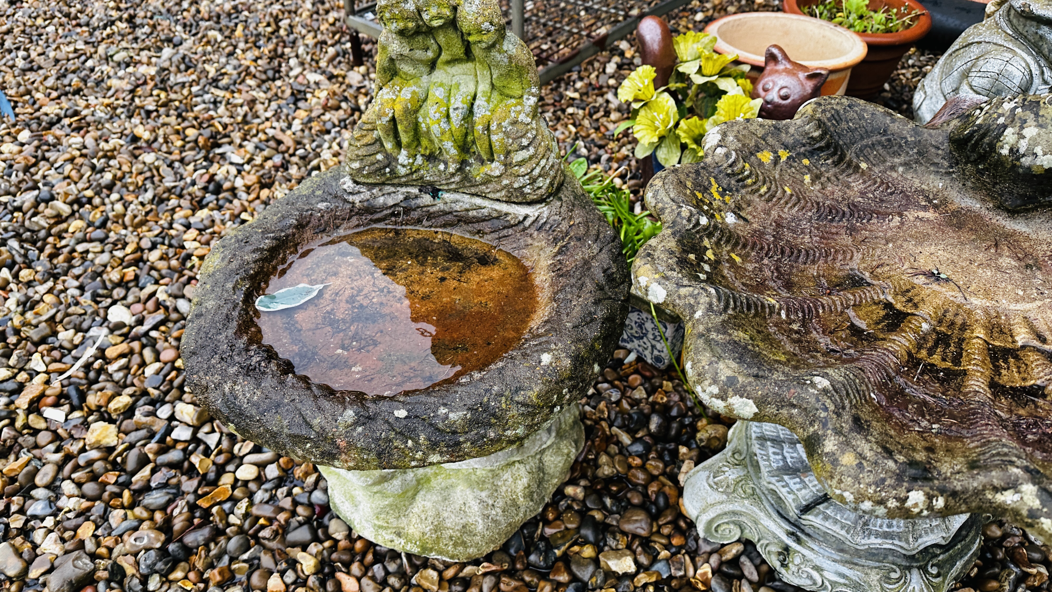 A GROUP OF GARDEN STONEWORK AND PLANTERS TO INCLUDE FIGURES, ANIMALS, BIRD BATHS, ETC. - Image 9 of 9