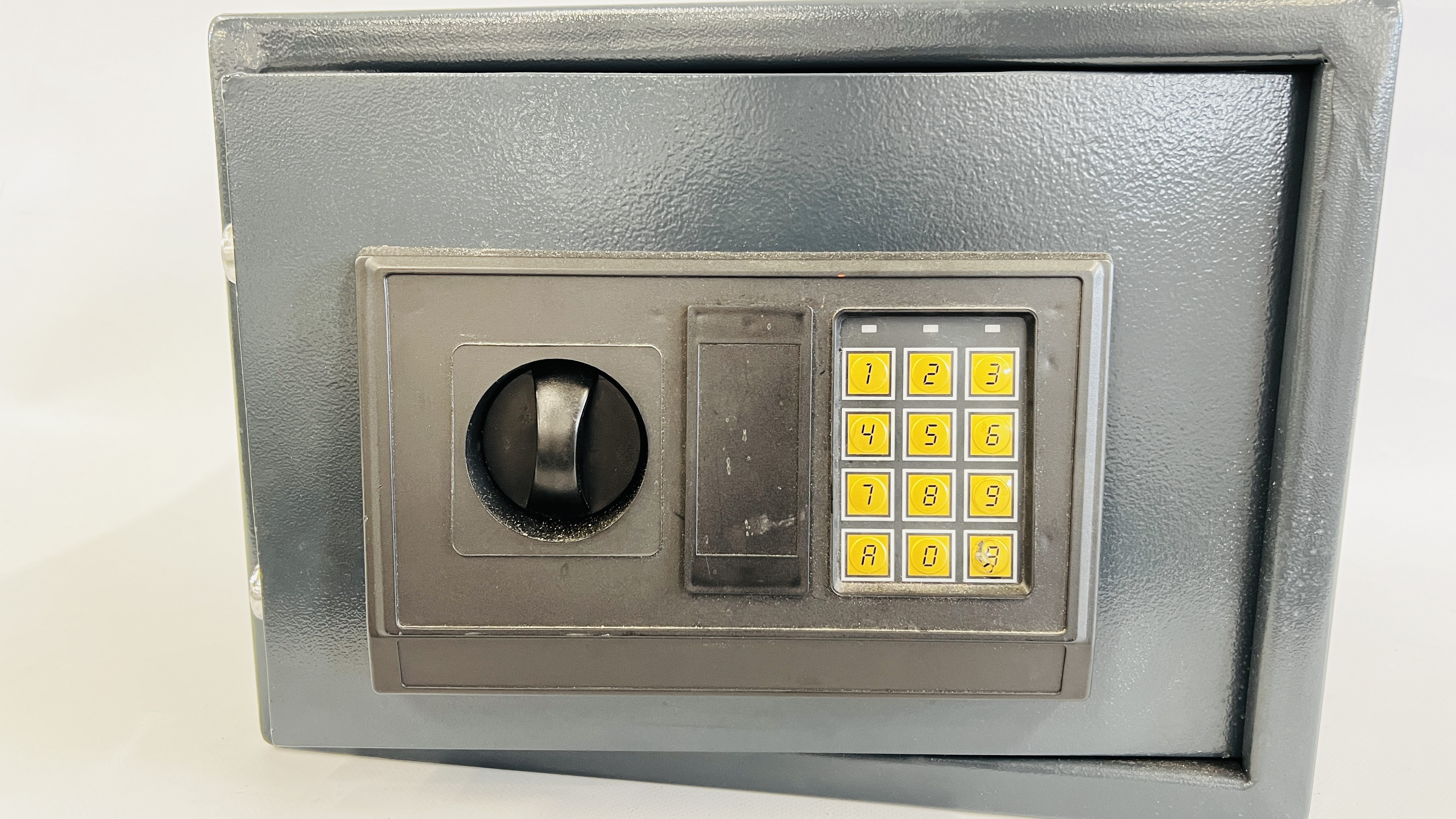 A SMALL STEEL HOME SECURITY SAFE WITH KEYS AND INSTRUCTIONS. - Bild 4 aus 6