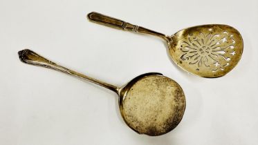 AN UNUSUAL SILVER SERVING SPOON WITH CIRCULAR HEAD, LONDON 1911 ALONG WITH A SILVER SIFTER SPOON,