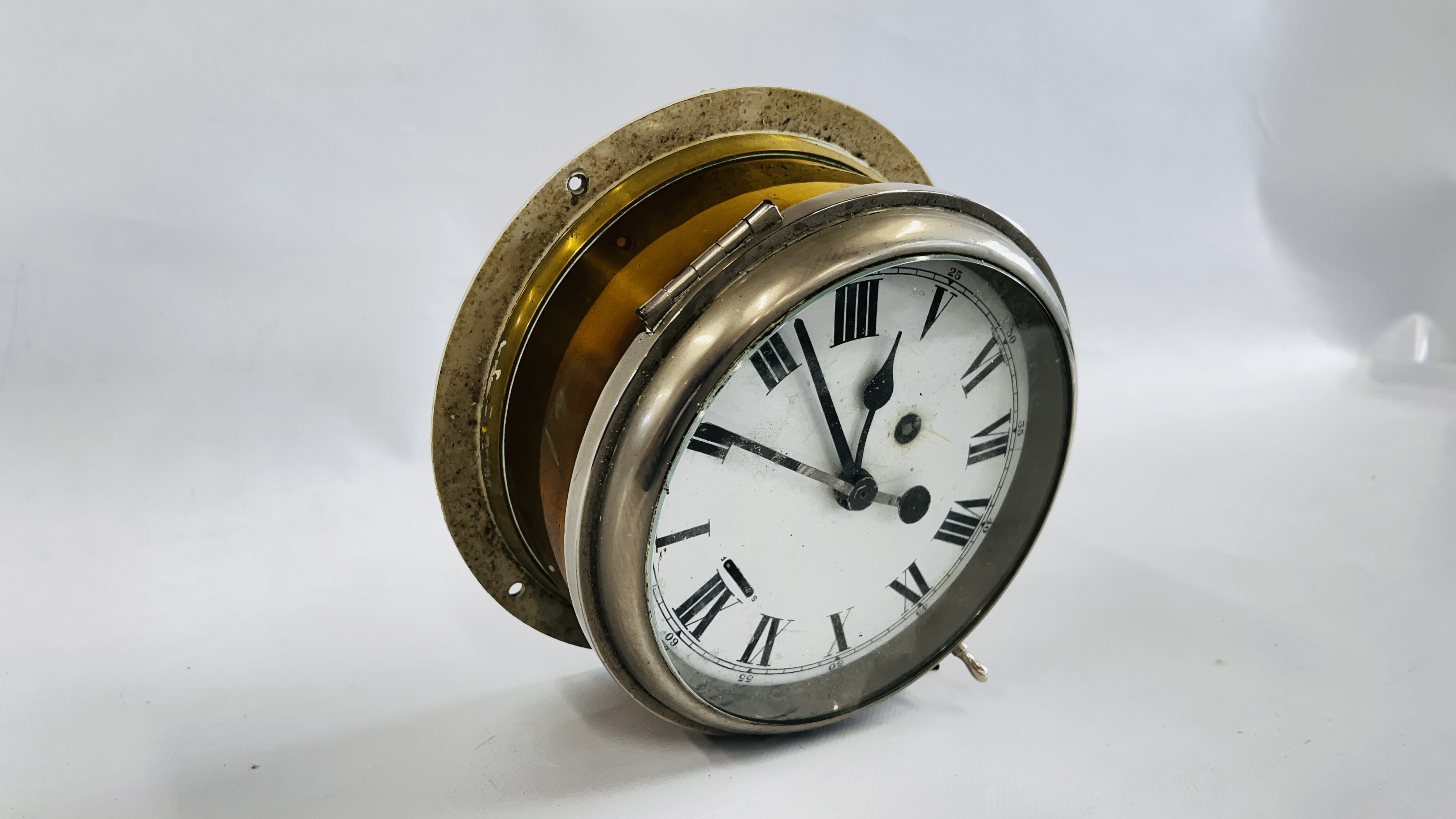 A VINTAGE BRASS CASED SHIPS CLOCK WITH ENAMELLED DIAL. - Image 5 of 8