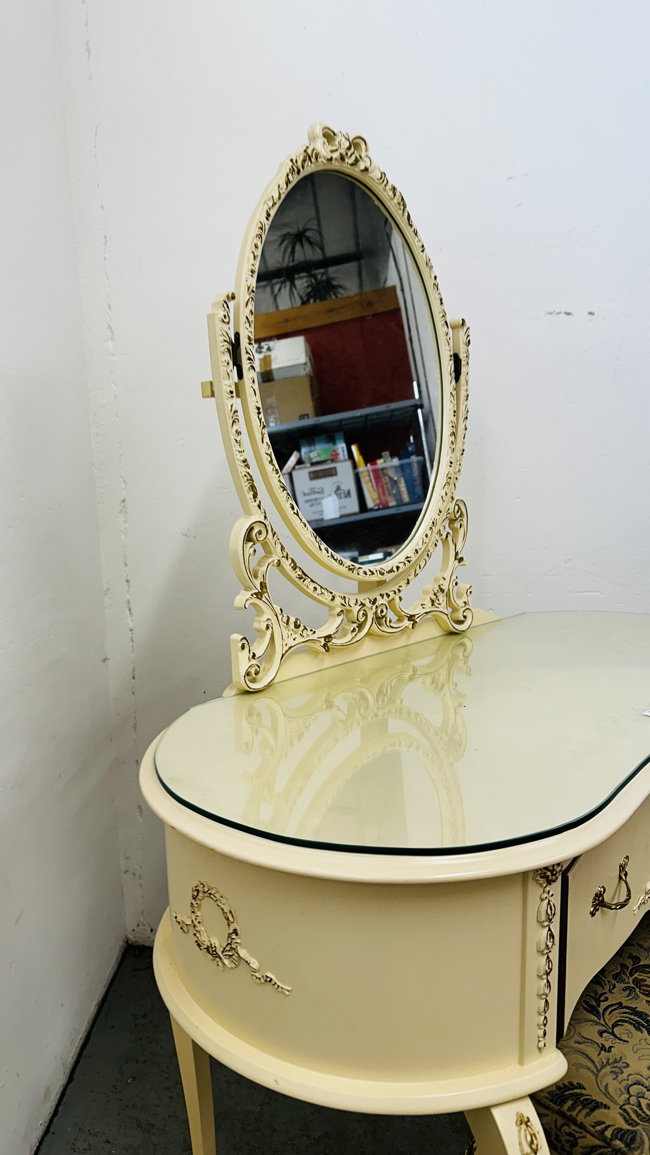 A CONTINENTAL DESIGN KIDNEY SHAPE CREAM FINISH DRESSING TABLE WITH MATCHING DRESSING STOOL, - Bild 3 aus 9