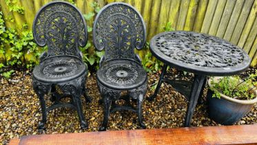 A DECORATIVE PLASTIC GARDEN BISTRO TABLE AND CHAIR SET AND A LARGE BLUE GLAZED GARDEN PLANTER.