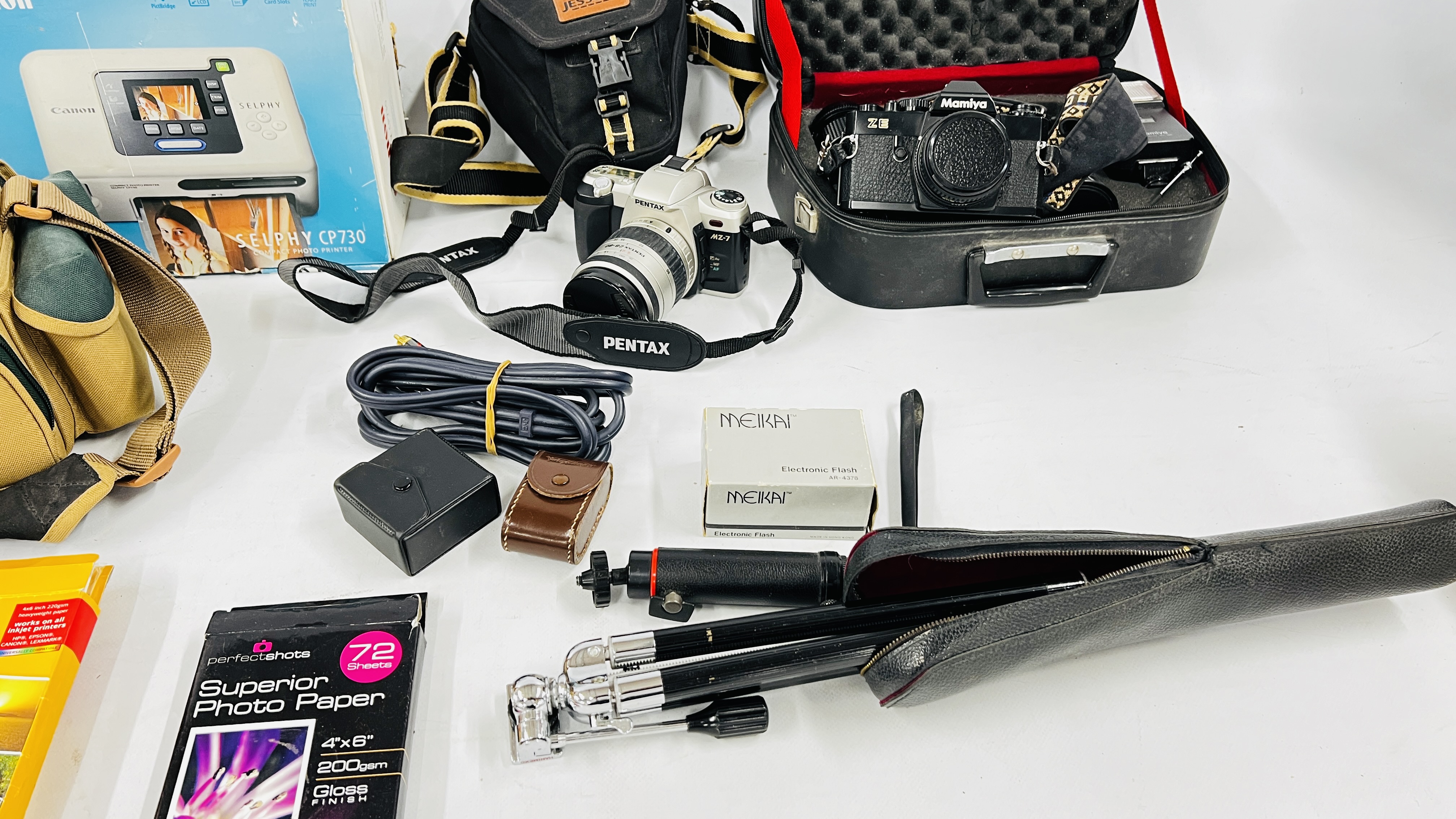 A GROUP OF PHOTOGRAPHIC AND VIDEO EQUIPMENT TO INCLUDE MAMIYA ZE 35MM SLR CAMERA IN CARRY CASE WITH - Image 8 of 10