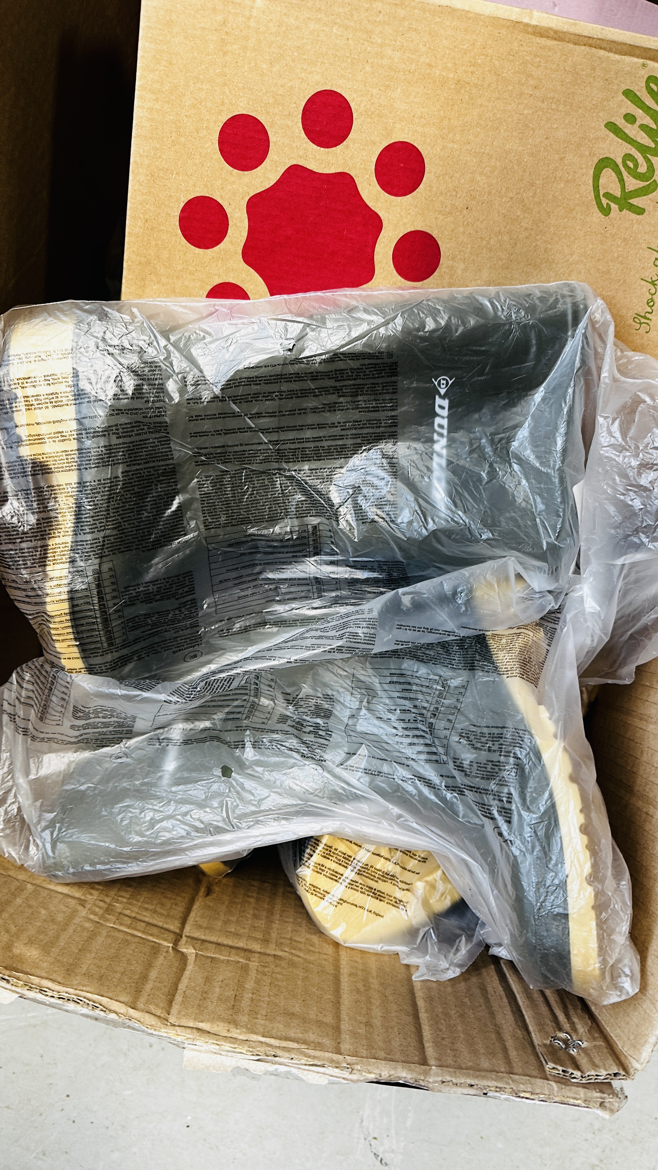 A BOX OF AS NEW FOOTWEAR TO INCLUDE 3 X PAIRS OF DUNLOP WELLY BOOTS, CLARKS AND RELLFE EXAMPLES. - Image 4 of 4