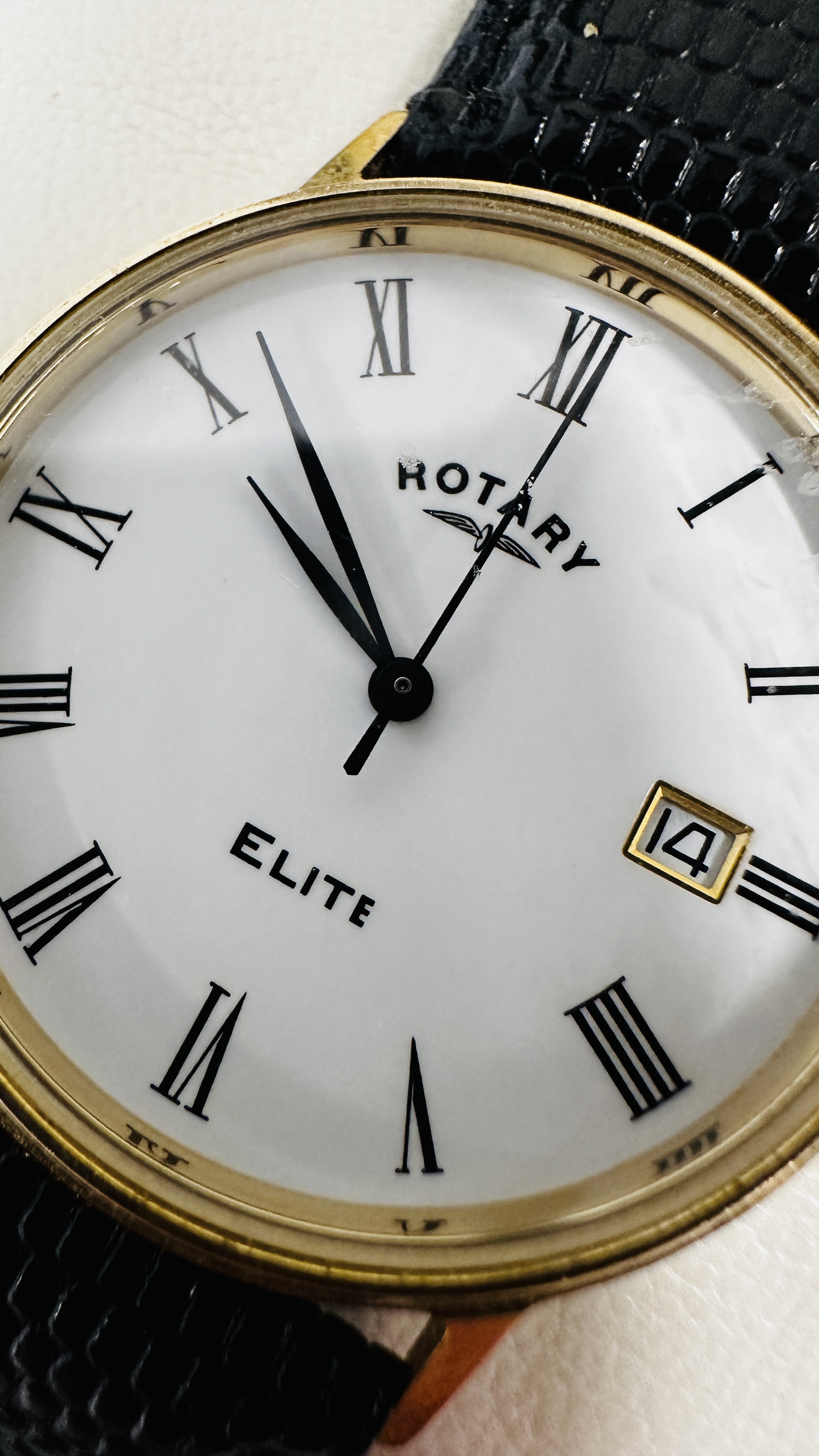 A GENT'S ROTARY ELITE 9CT GOLD CASED WRIST WATCH ON A BLACK LEATHER STRAP (BOXED). - Image 3 of 7