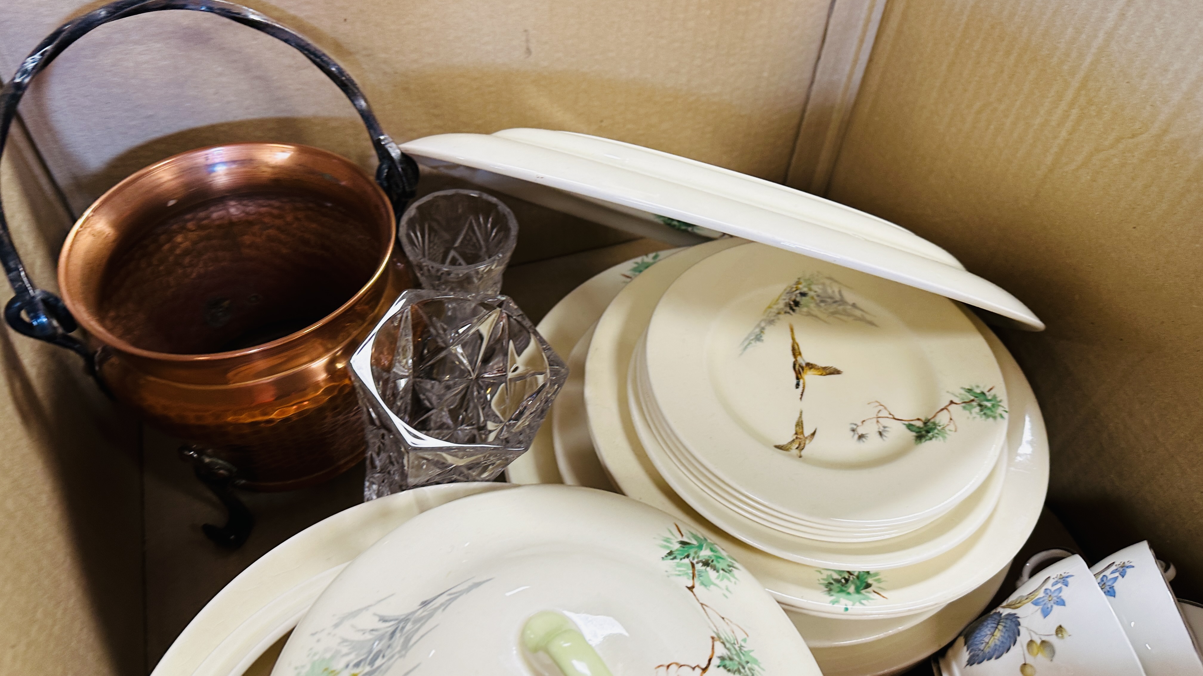 3 X BOXES OF ASSORTED SUNDRY CHINA TO INCLUDE A VINTAGE OAK CASED BISCUIT BARREL AND CHROME LID AND - Image 6 of 11