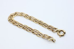 A 9CT GOLD INTER WOVEN LINK BRACELET - L 19CM.