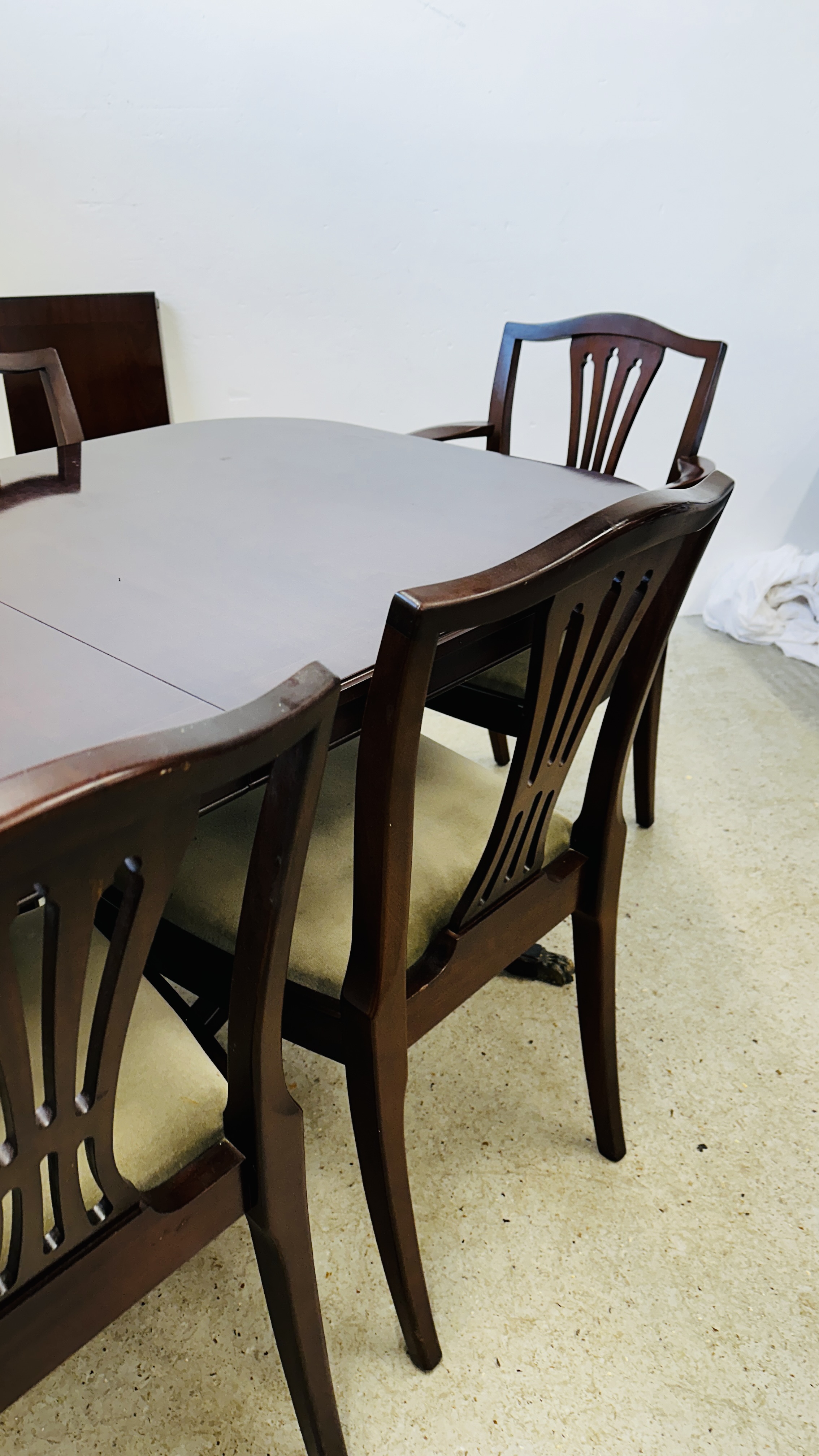 REPRODUCTION TWIN PEDESTAL MAHOGANY FINISH DINING TABLE ALONG WITH A SET OF 6 CHAIRS. - Bild 9 aus 16