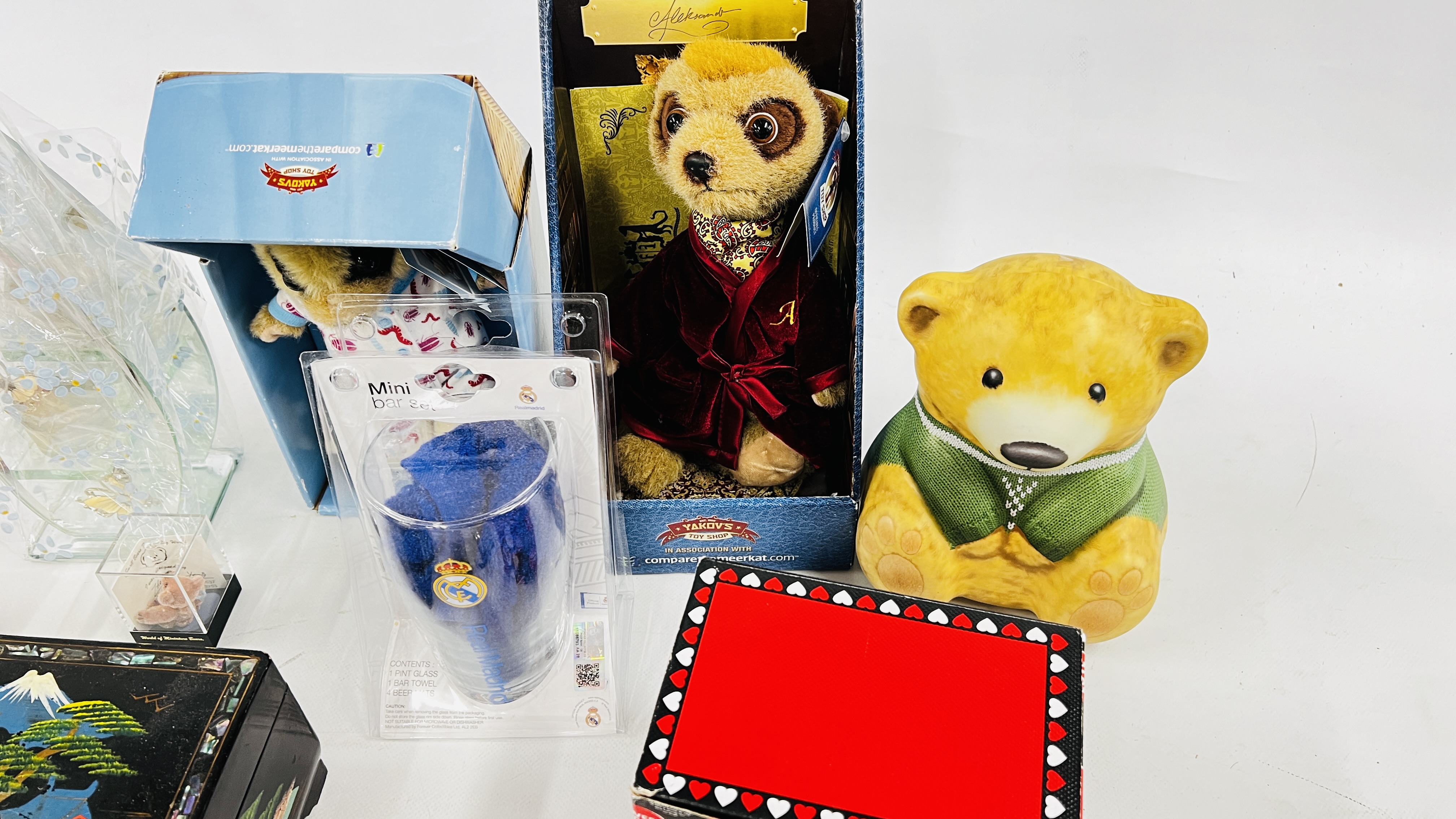 A GROUP OF SUNDRIES TO INCLUDE MEERKAT COLLECTORS BEARS, ORIENTAL LACQUERED JEWELLERY BOX, - Bild 3 aus 9