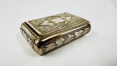 A VICTORIAN SILVER SNUFF BOX WITH HINGED LID, BIRMINGHAM 1879 MAKER HILLIARD & THOMASON L 7 X W 4.