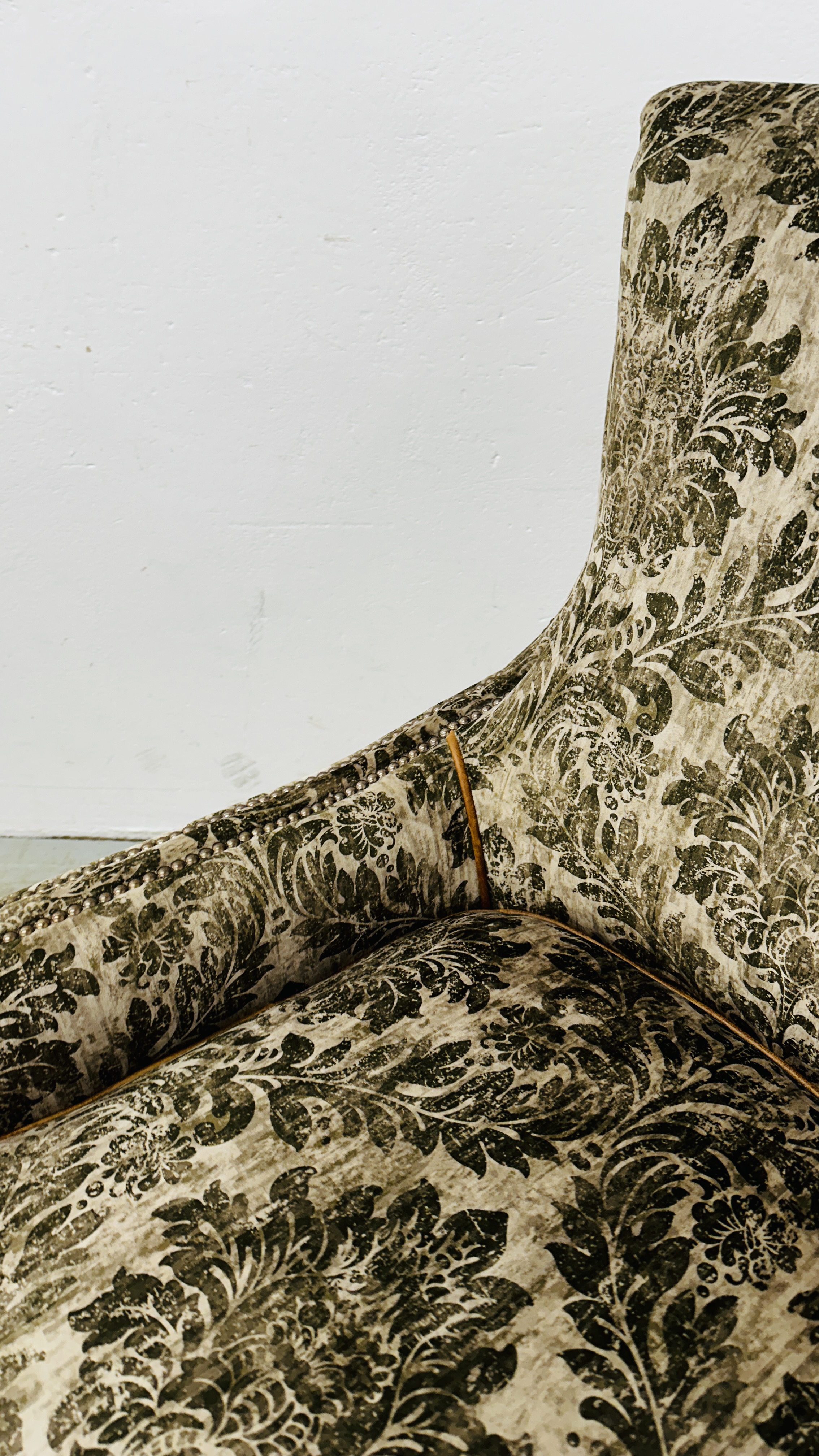A GOOD QUALITY MODERN ARM CHAIR UPHOLSTERED IN GREEN JUNGLE PATTERNED FABRIC. - Bild 12 aus 17